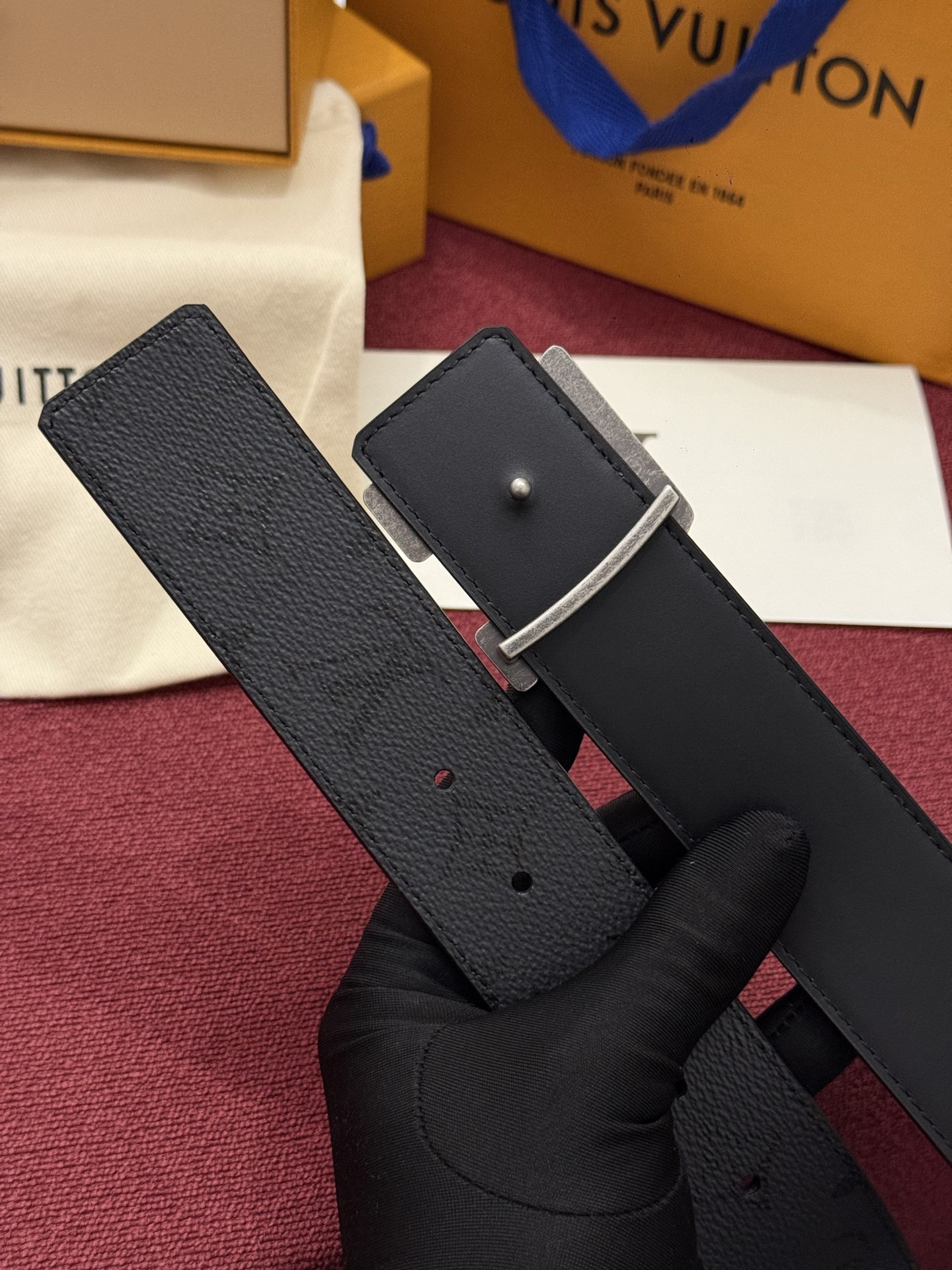 LV Initiales Monogram Reflective 40mm 可翻转腰带展现出一种动态细节，将经典风格提升