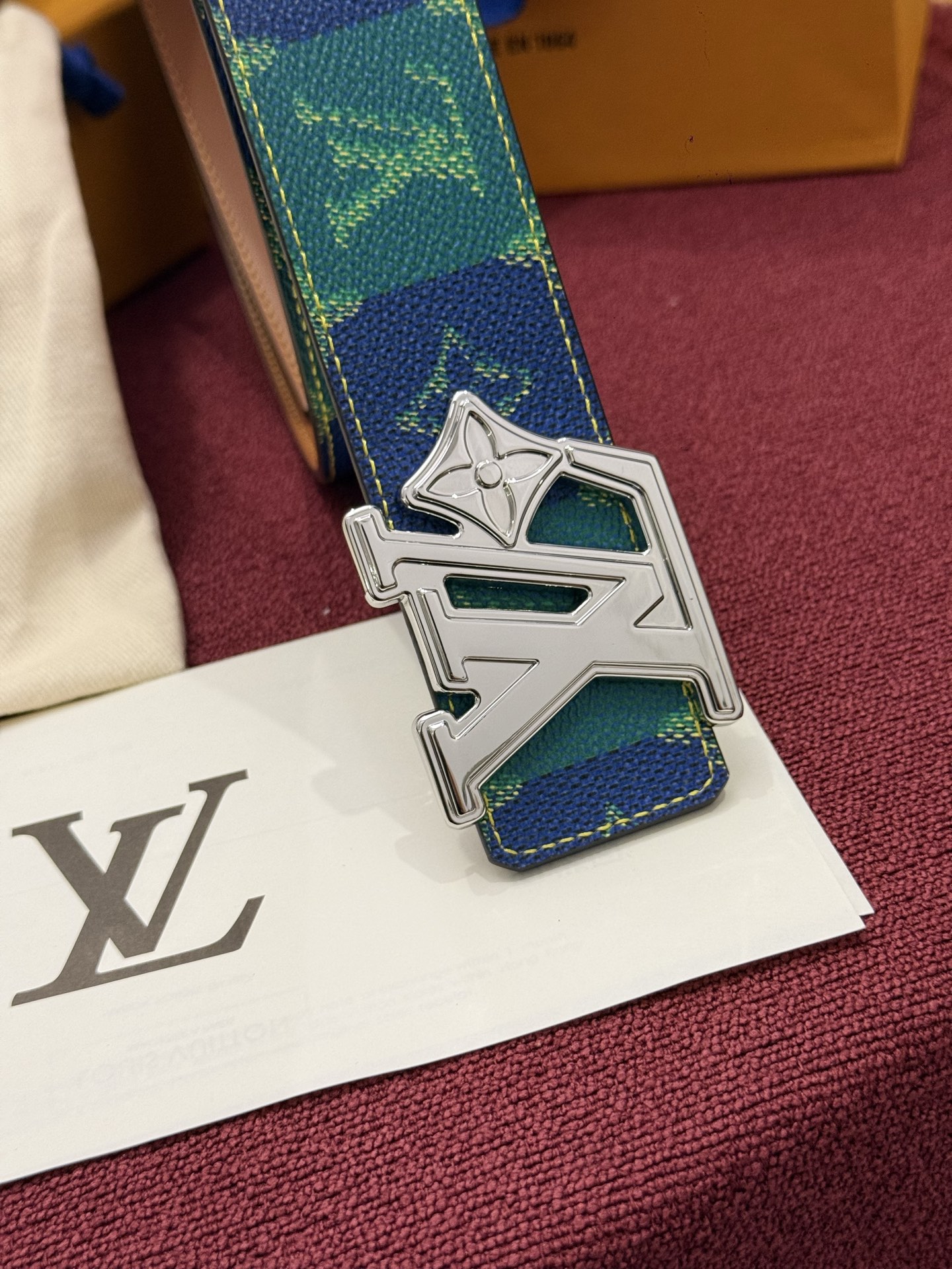 LV Initiales Monogram Reflective 40mm 可翻转腰带展现出一种动态细节，将经典风格提升