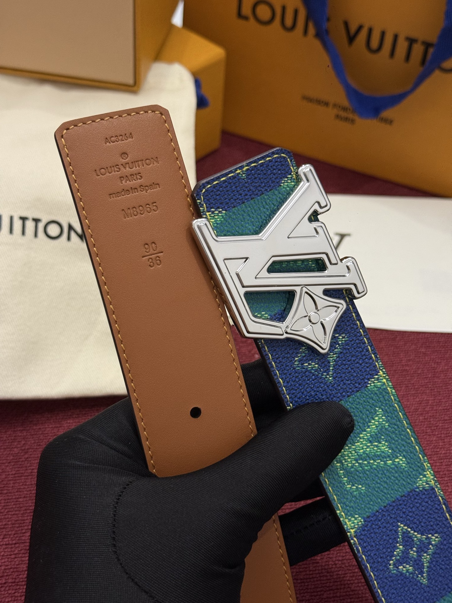 LV Initiales Monogram Reflective 40mm 可翻转腰带展现出一种动态细节，将经典风格提升