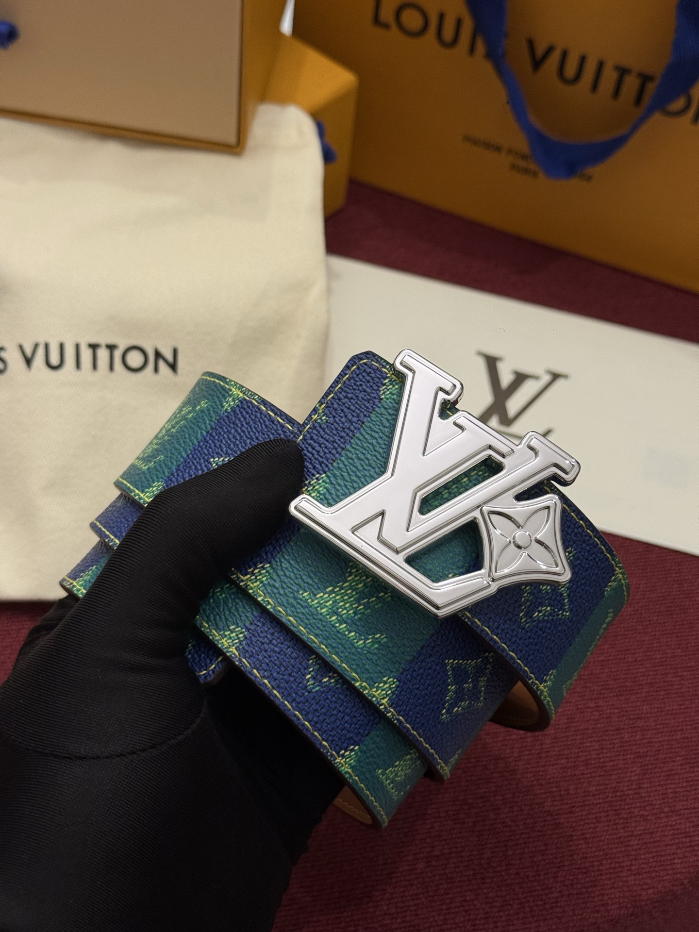 LV Initiales Monogram Reflective 40mm 可翻转腰带展现出一种动态细节，将经典风格提升