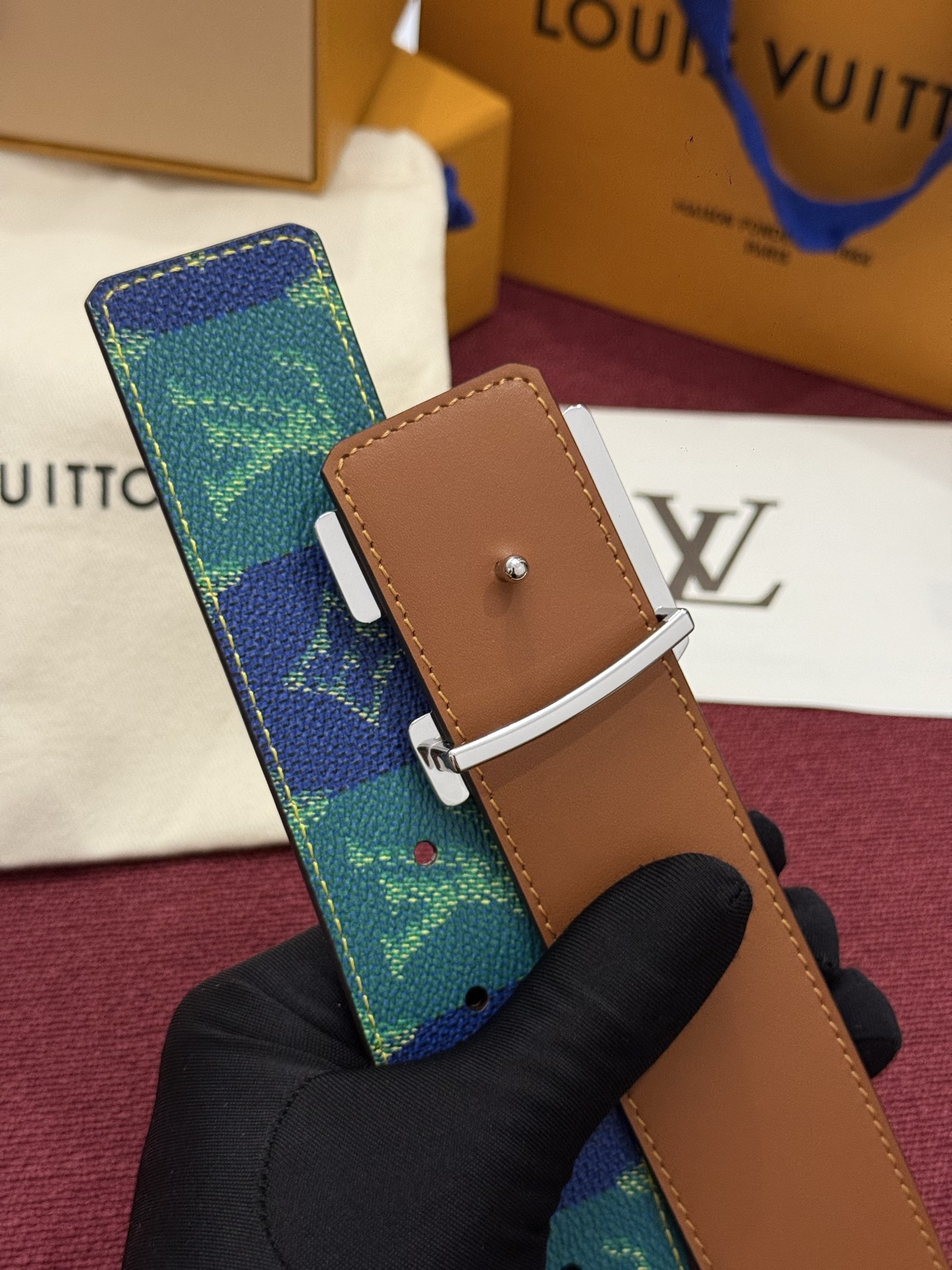 LV Initiales Monogram Reflective 40mm 可翻转腰带展现出一种动态细节，将经典风格提升