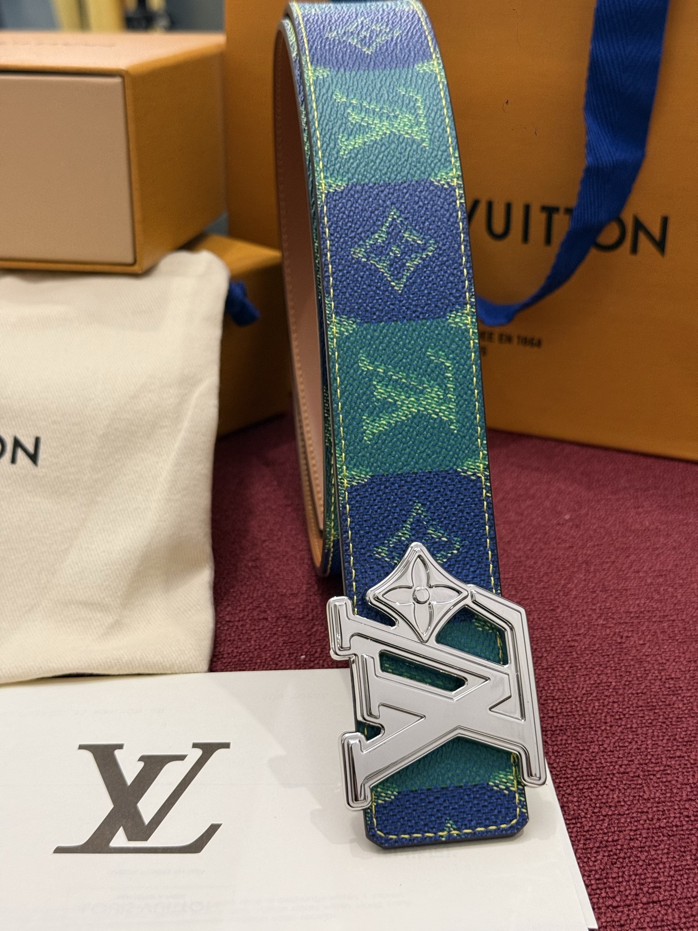 LV Initiales Monogram Reflective 40mm 可翻转腰带展现出一种动态细节，将经典风格提升