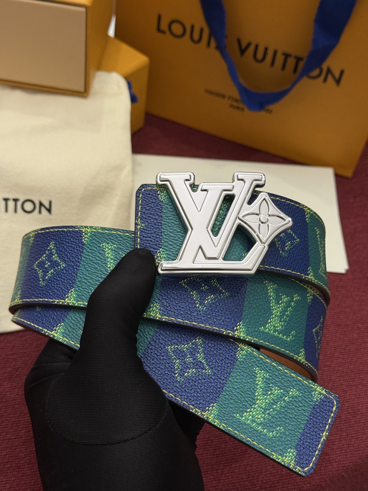 LV Initiales Monogram Reflective 40mm 可翻转腰带展现出一种动态细节，将经典风格提升