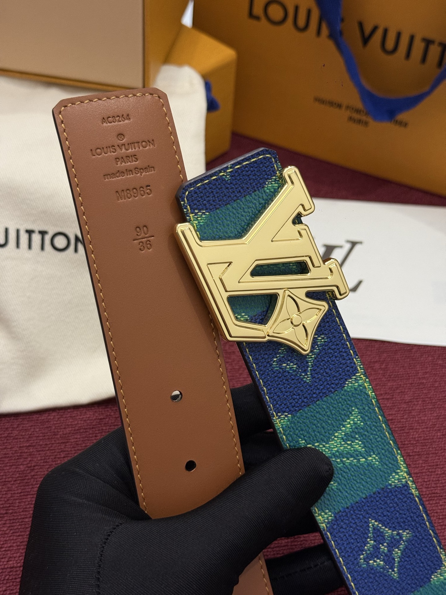 LV Initiales Monogram Reflective 40mm 可翻转腰带展现出一种动态细节，将经典风格提升