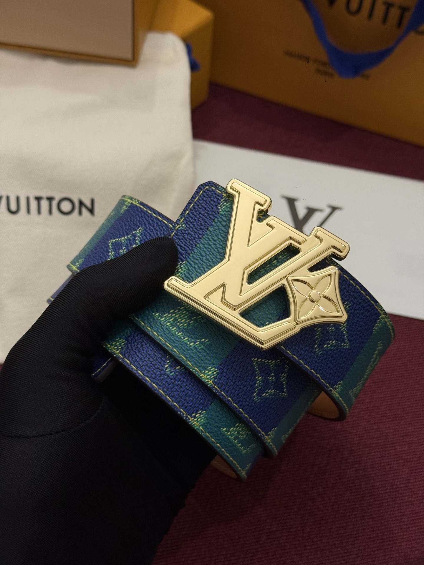 LV Initiales Monogram Reflective 40mm 可翻转腰带展现出一种动态细节，将经典风格提升