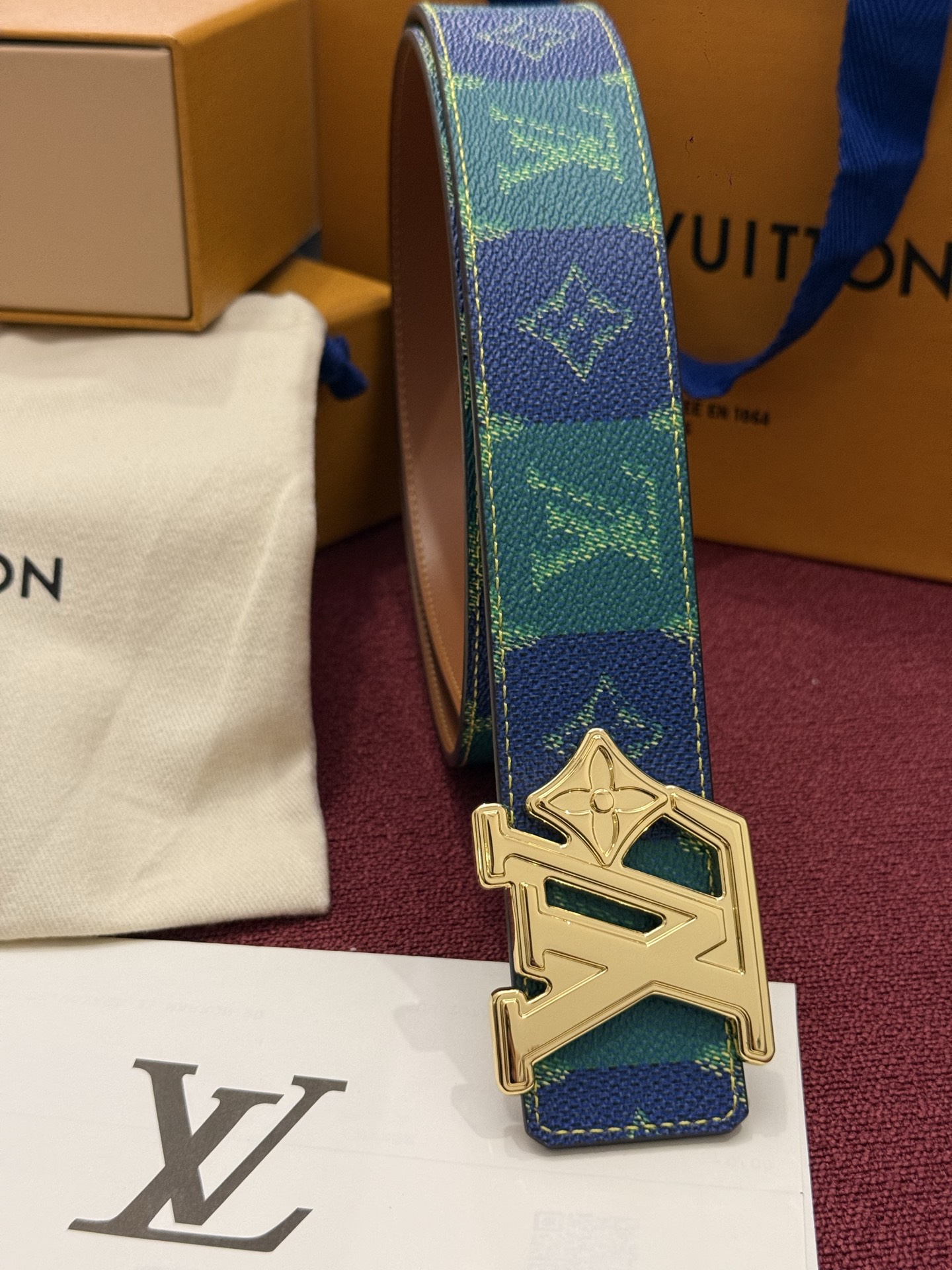 LV Initiales Monogram Reflective 40mm 可翻转腰带展现出一种动态细节，将经典风格提升