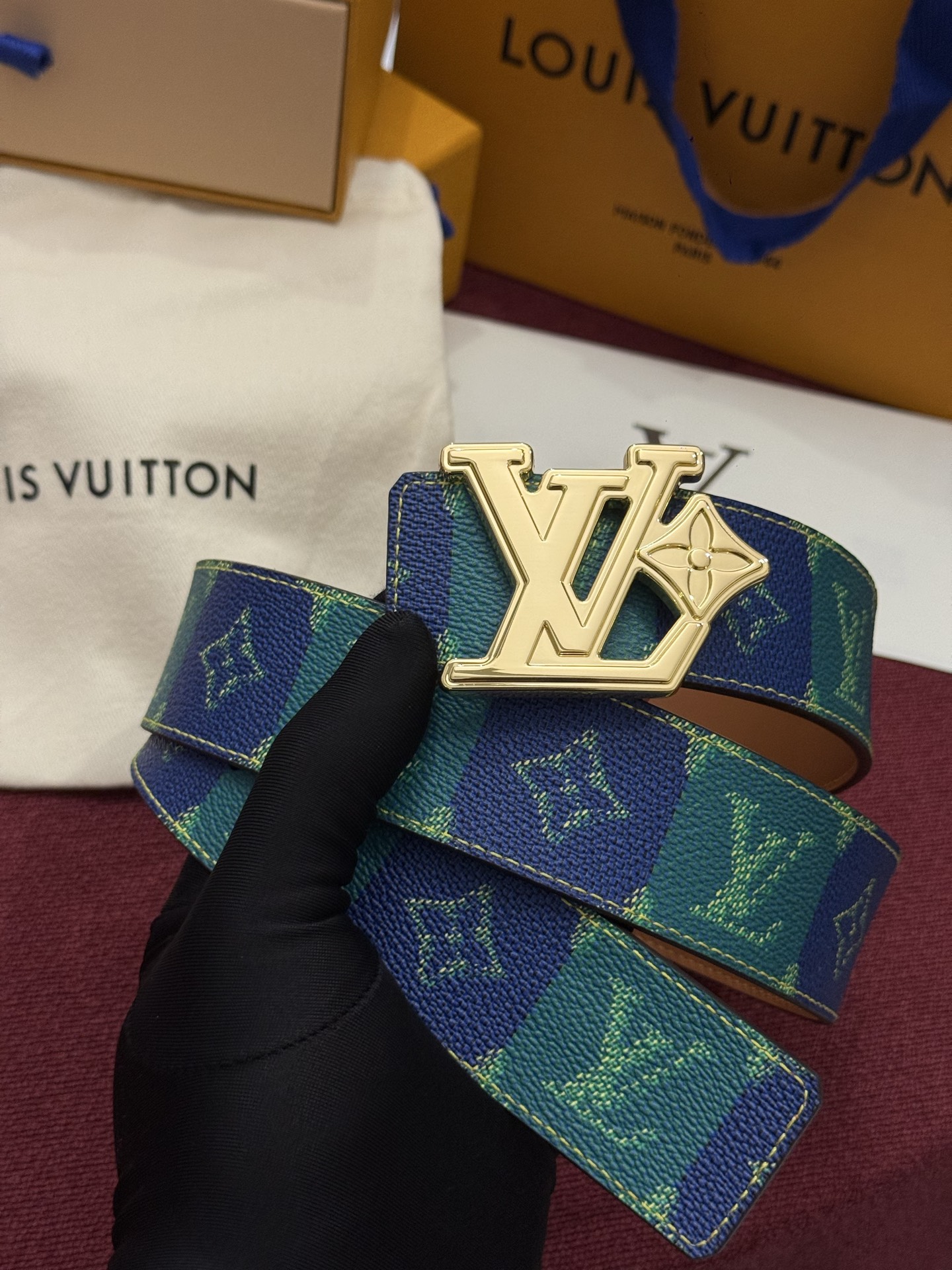 LV Initiales Monogram Reflective 40mm 可翻转腰带展现出一种动态细节，将经典风格提升