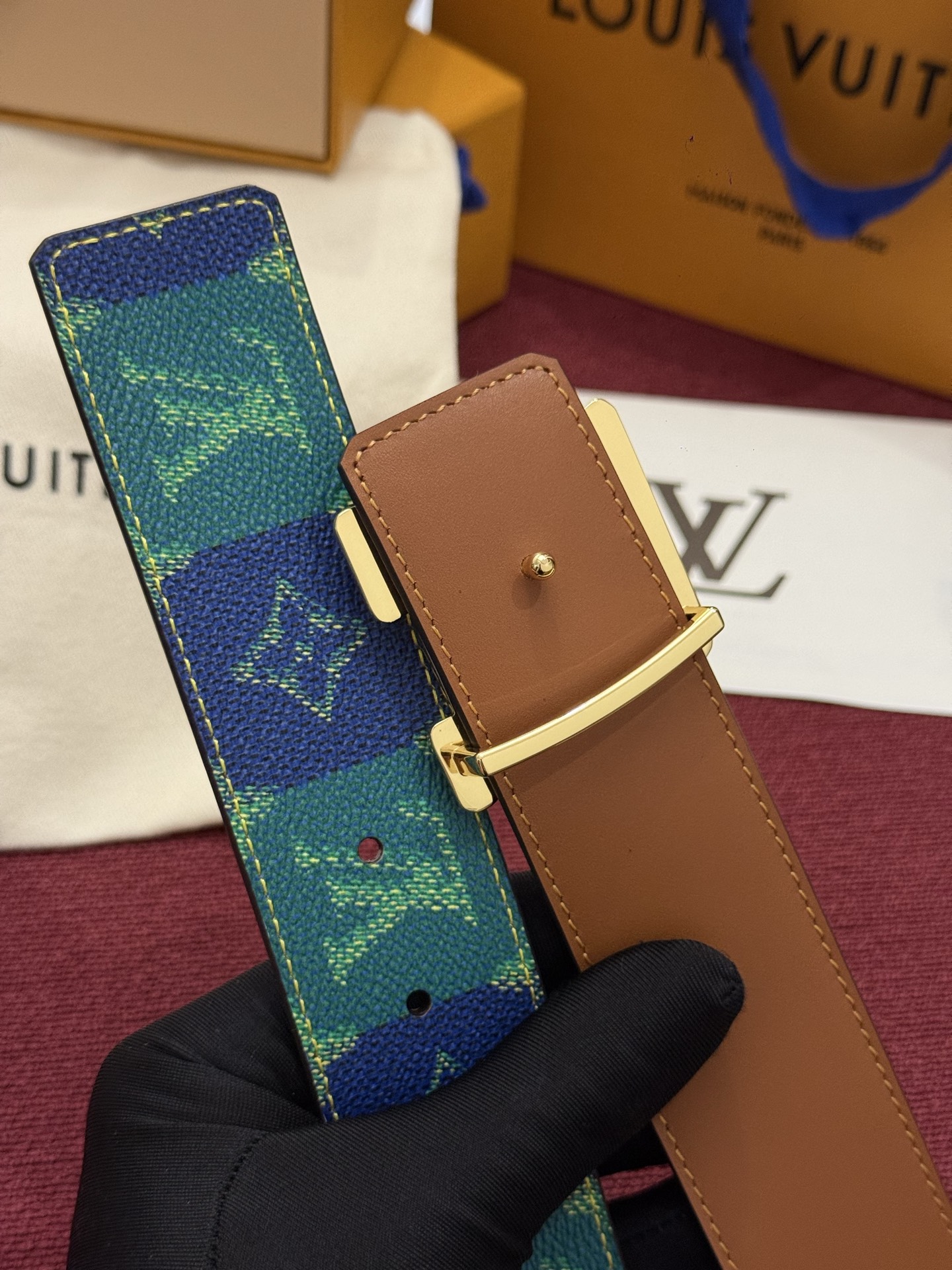 LV Initiales Monogram Reflective 40mm 可翻转腰带展现出一种动态细节，将经典风格提升