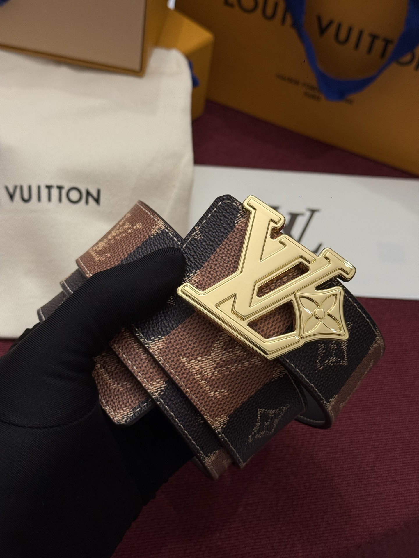 LV Initiales Monogram Reflective 40mm 可翻转腰带展现出一种动态细节，将经典风格提升