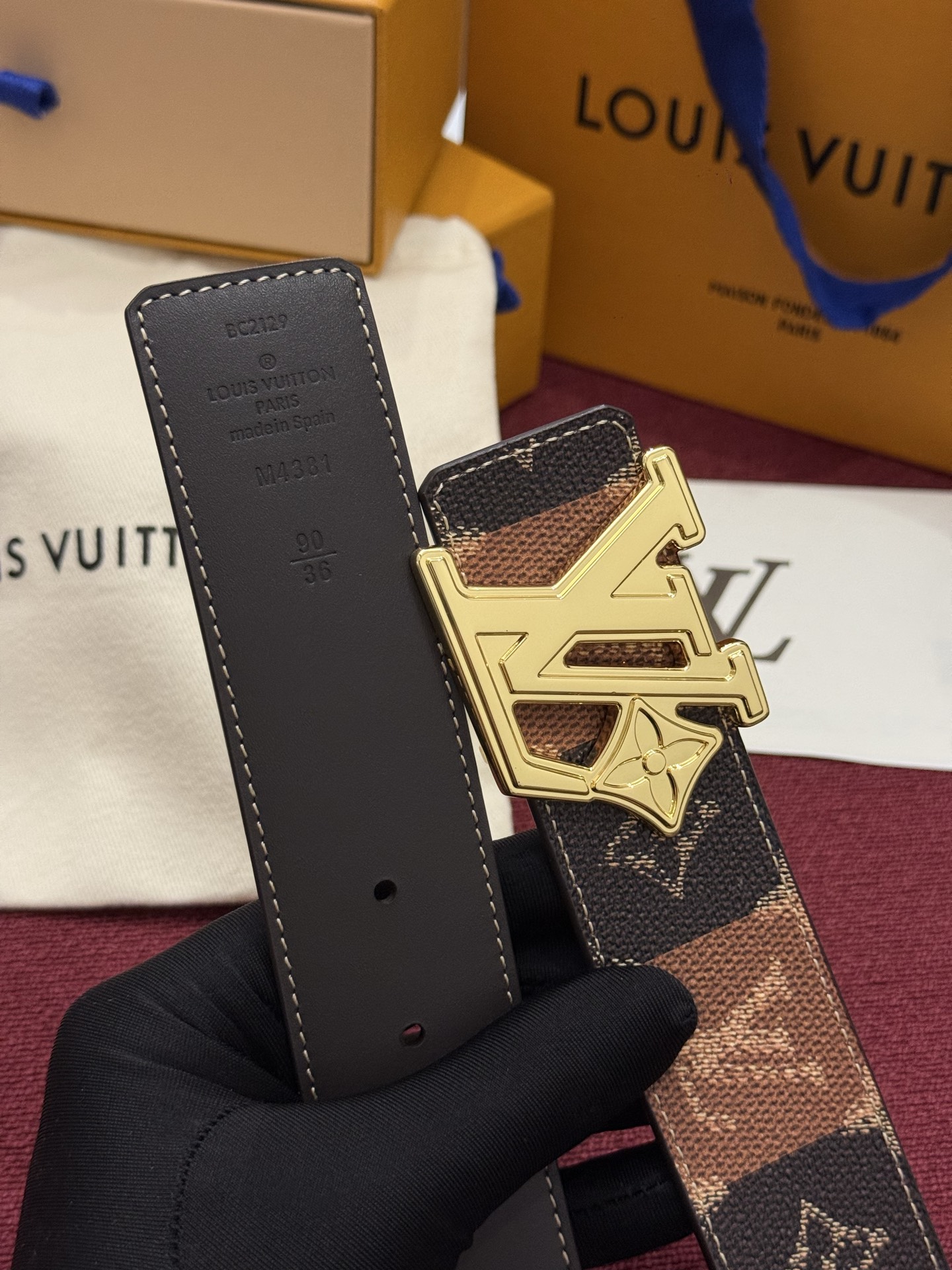 LV Initiales Monogram Reflective 40mm 可翻转腰带展现出一种动态细节，将经典风格提升