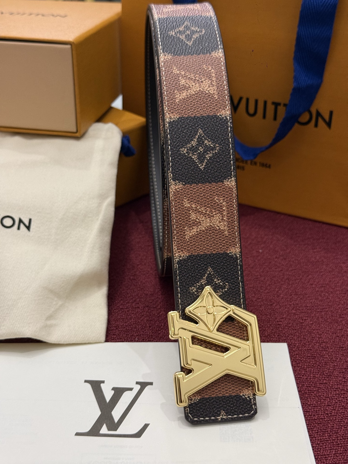 LV Initiales Monogram Reflective 40mm 可翻转腰带展现出一种动态细节，将经典风格提升