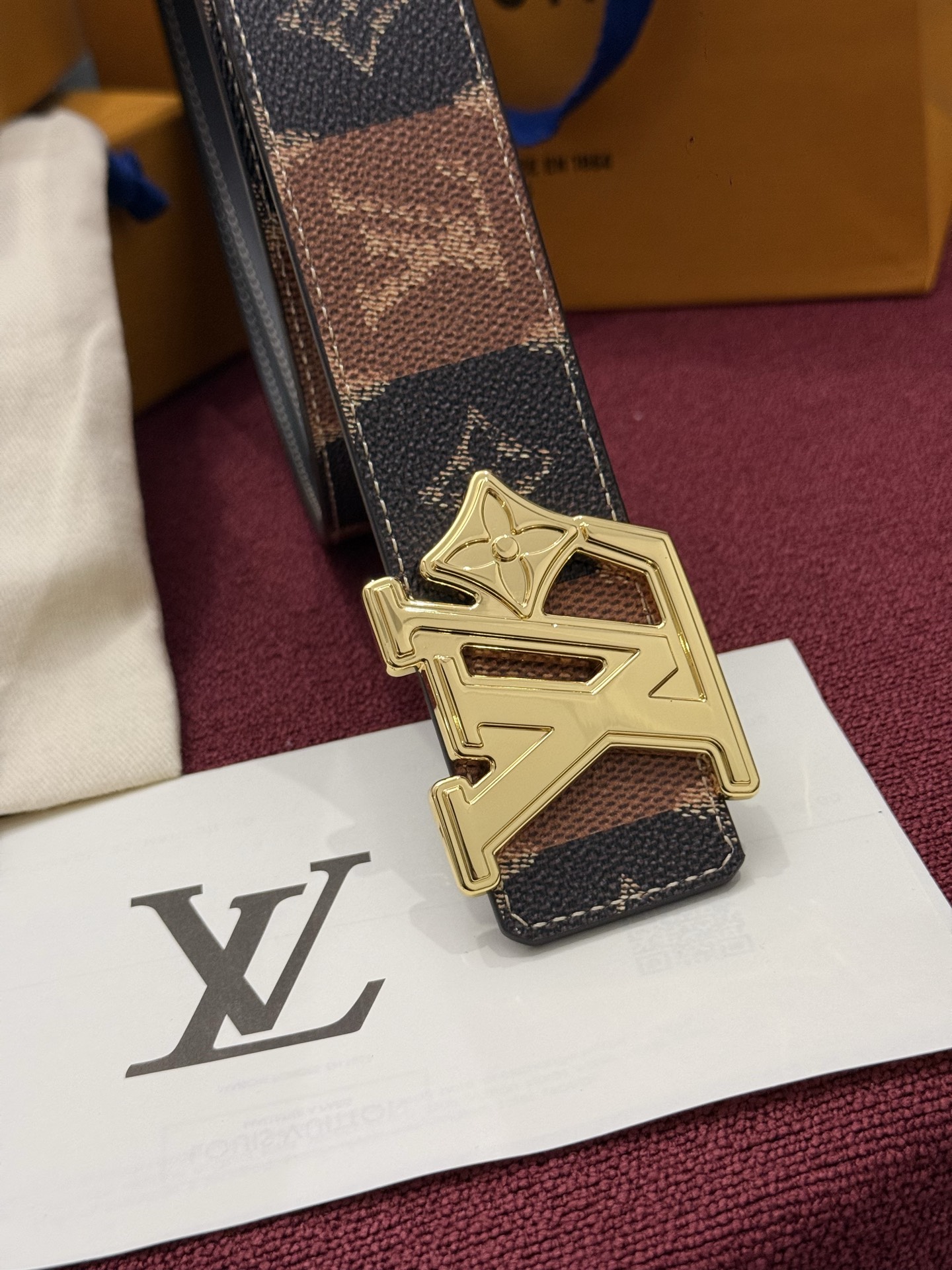 LV Initiales Monogram Reflective 40mm 可翻转腰带展现出一种动态细节，将经典风格提升