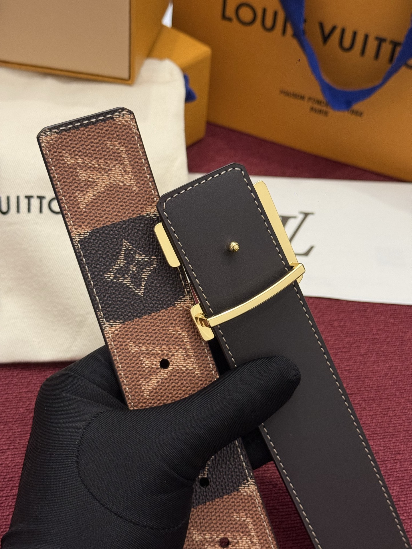 LV Initiales Monogram Reflective 40mm 可翻转腰带展现出一种动态细节，将经典风格提升