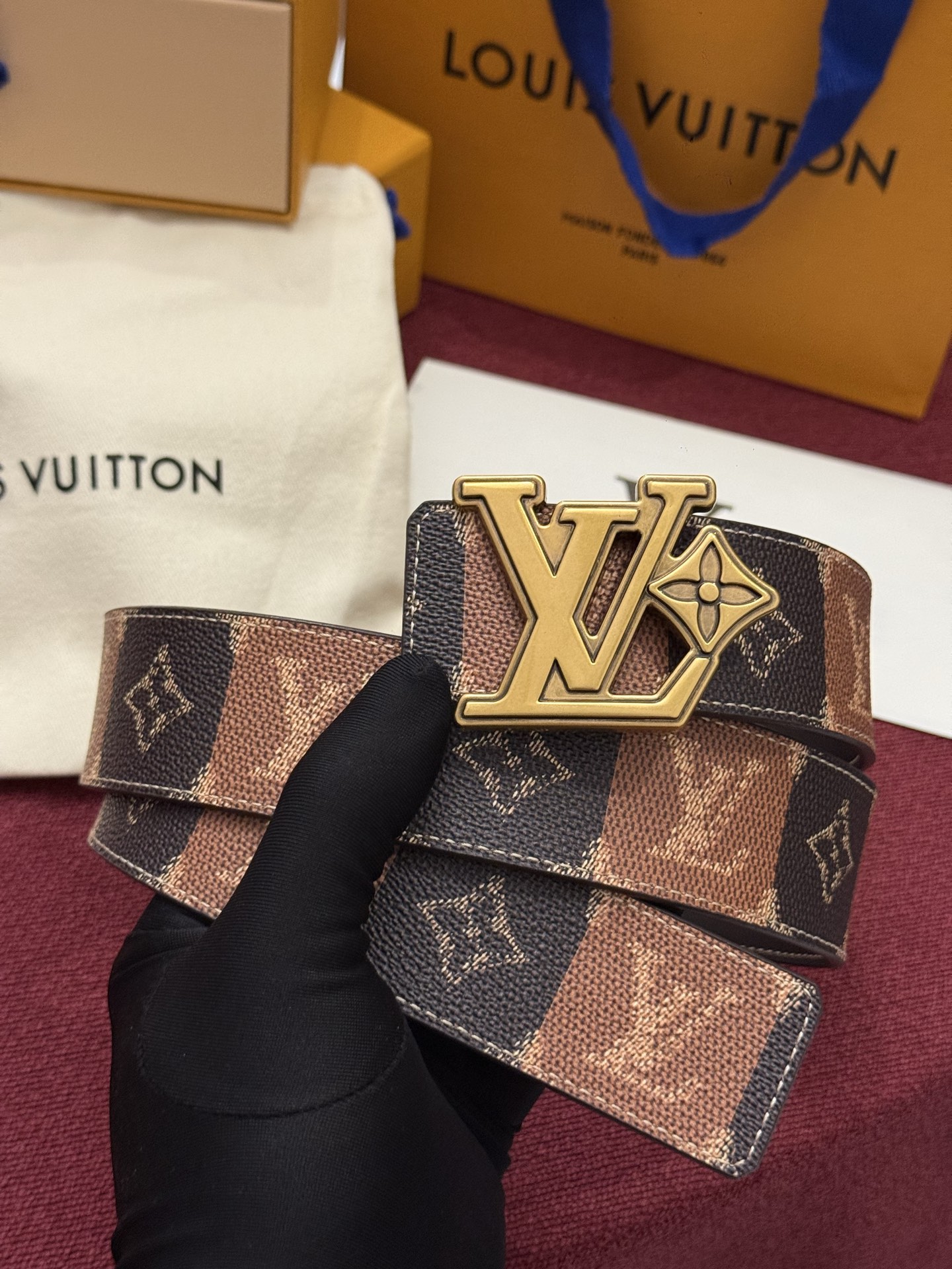 LV Initiales Monogram Reflective 40mm 可翻转腰带展现出一种动态细节，将经典风格提升
