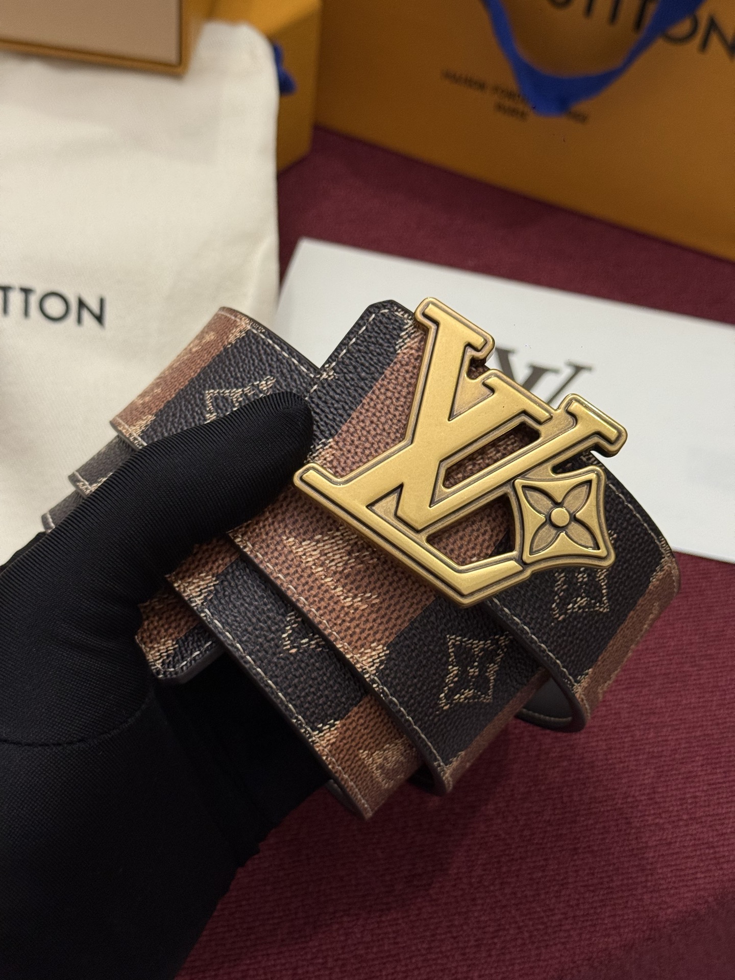 LV Initiales Monogram Reflective 40mm 可翻转腰带展现出一种动态细节，将经典风格提升