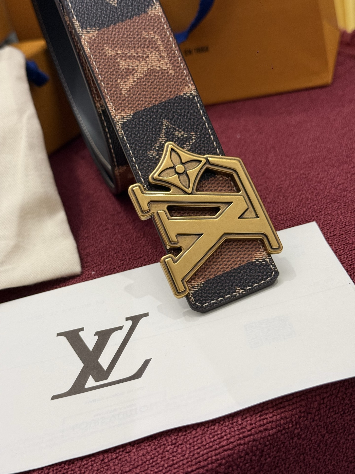 LV Initiales Monogram Reflective 40mm 可翻转腰带展现出一种动态细节，将经典风格提升