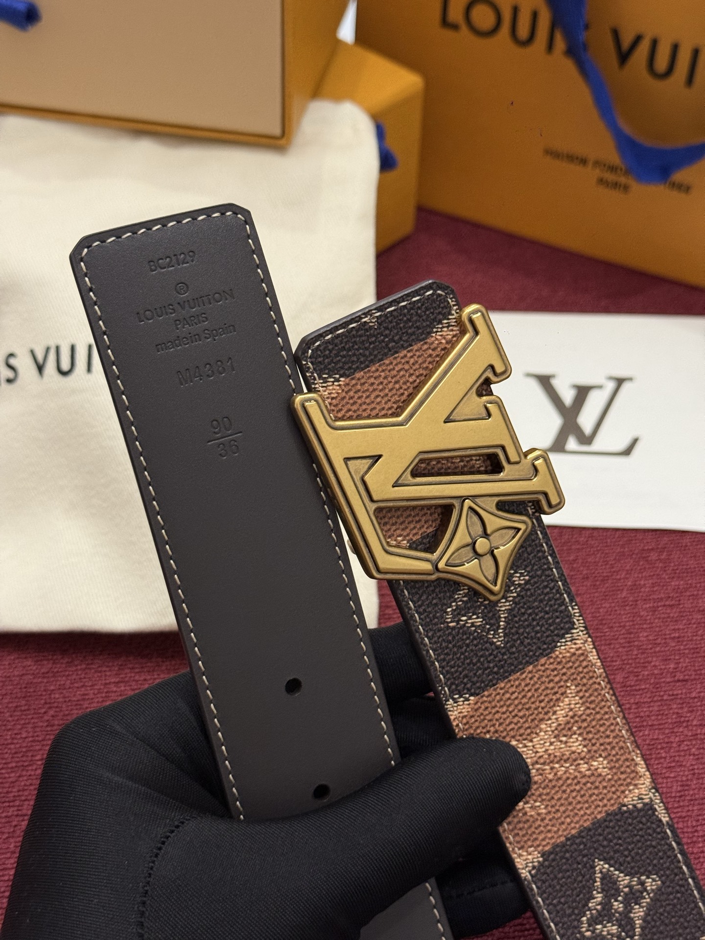 LV Initiales Monogram Reflective 40mm 可翻转腰带展现出一种动态细节，将经典风格提升