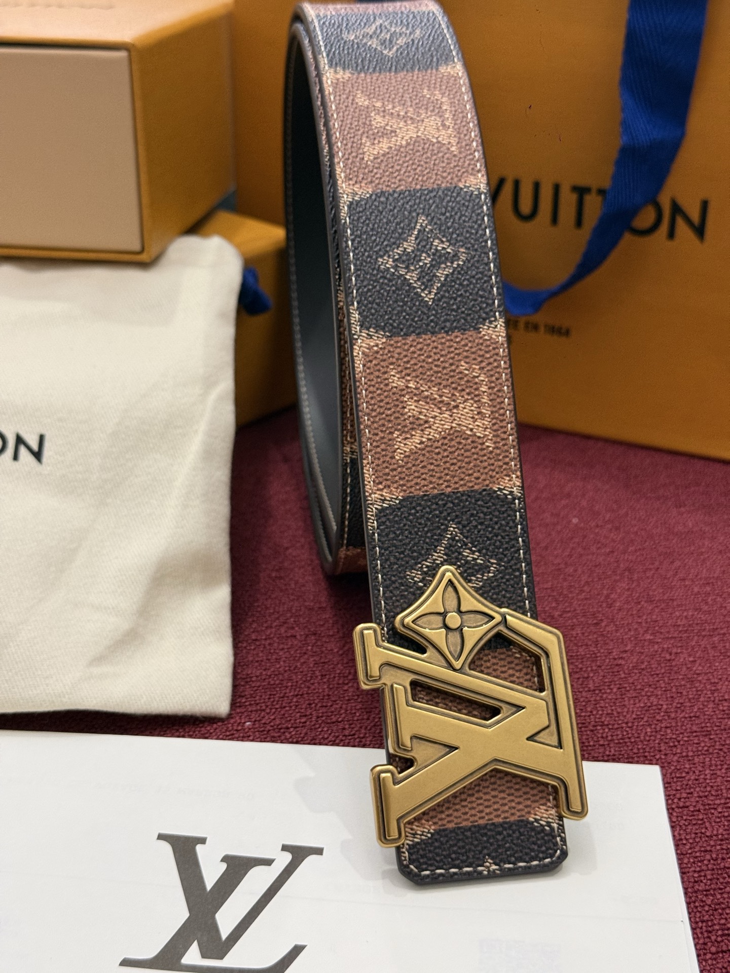 LV Initiales Monogram Reflective 40mm 可翻转腰带展现出一种动态细节，将经典风格提升