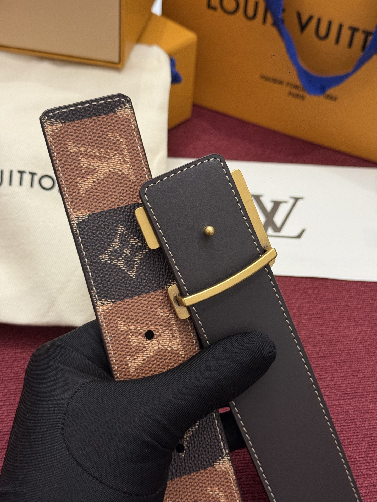 LV Initiales Monogram Reflective 40mm 可翻转腰带展现出一种动态细节，将经典风格提升