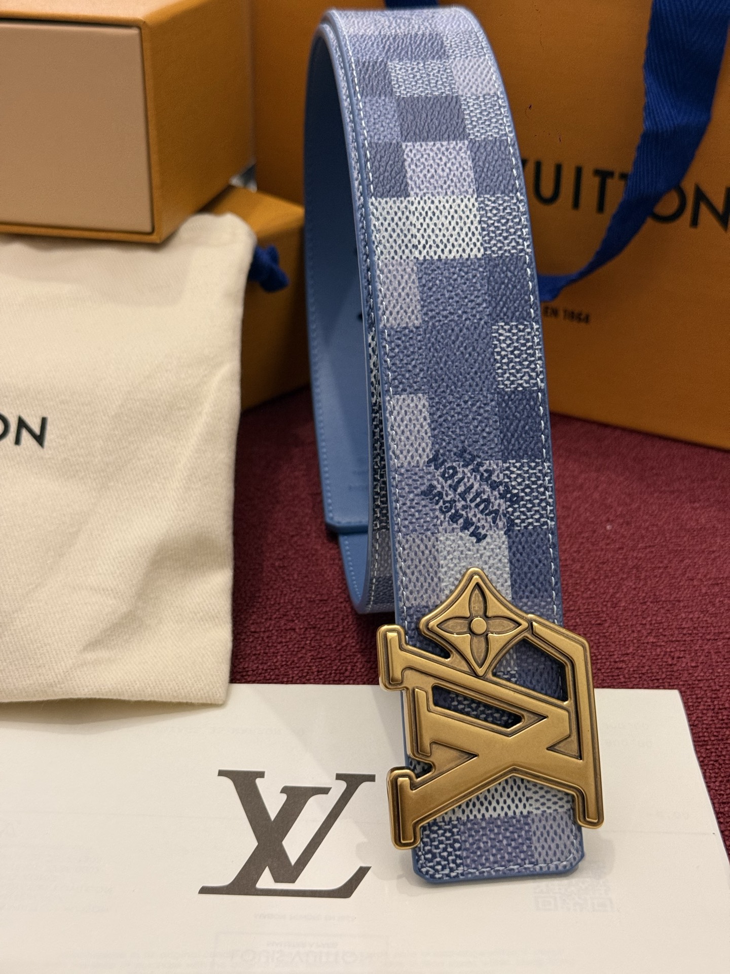 LV Initiales Monogram Reflective 40mm 可翻转腰带展现出一种动态细节，将经典风格提升