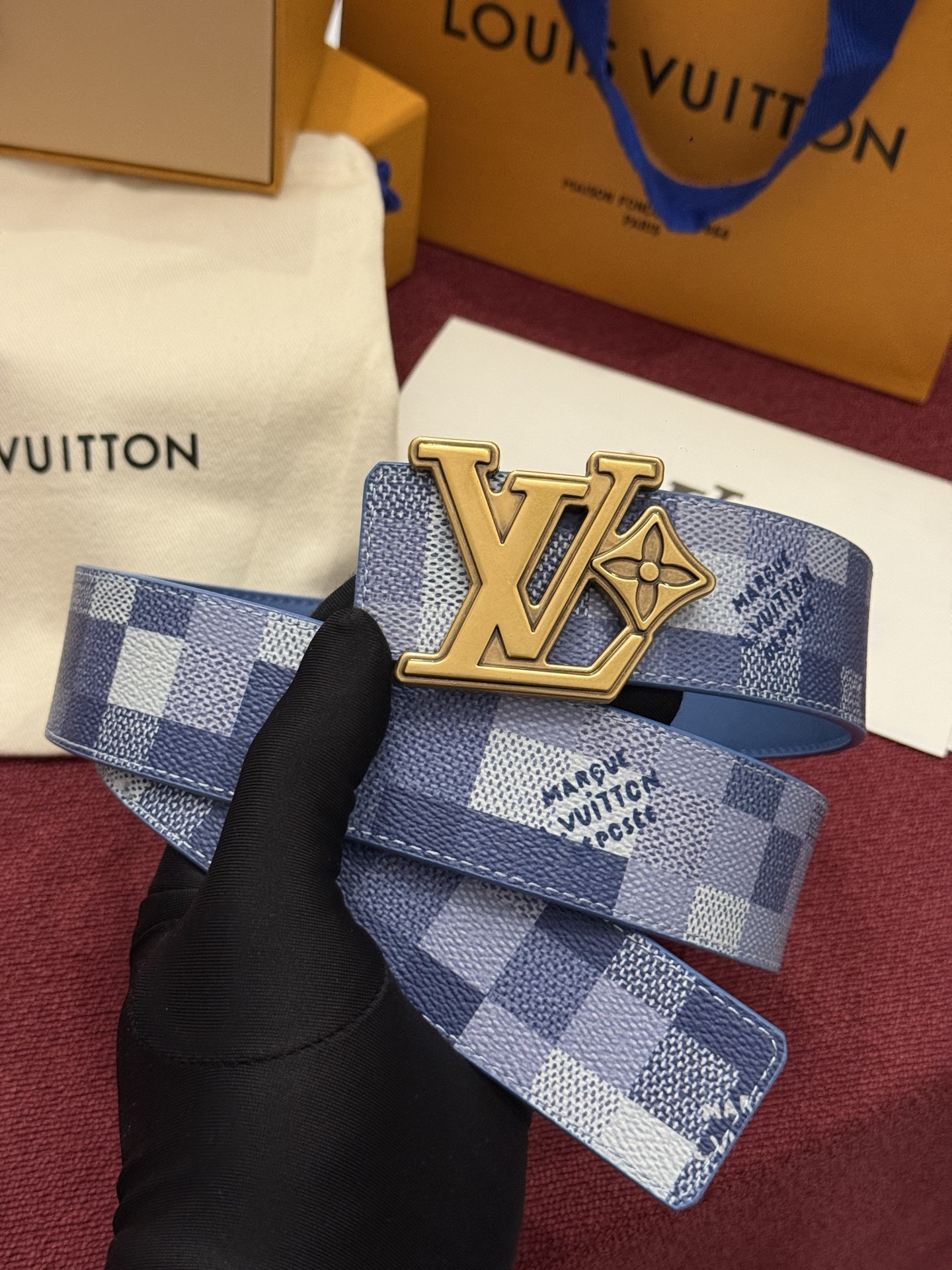 LV Initiales Monogram Reflective 40mm 可翻转腰带展现出一种动态细节，将经典风格提升