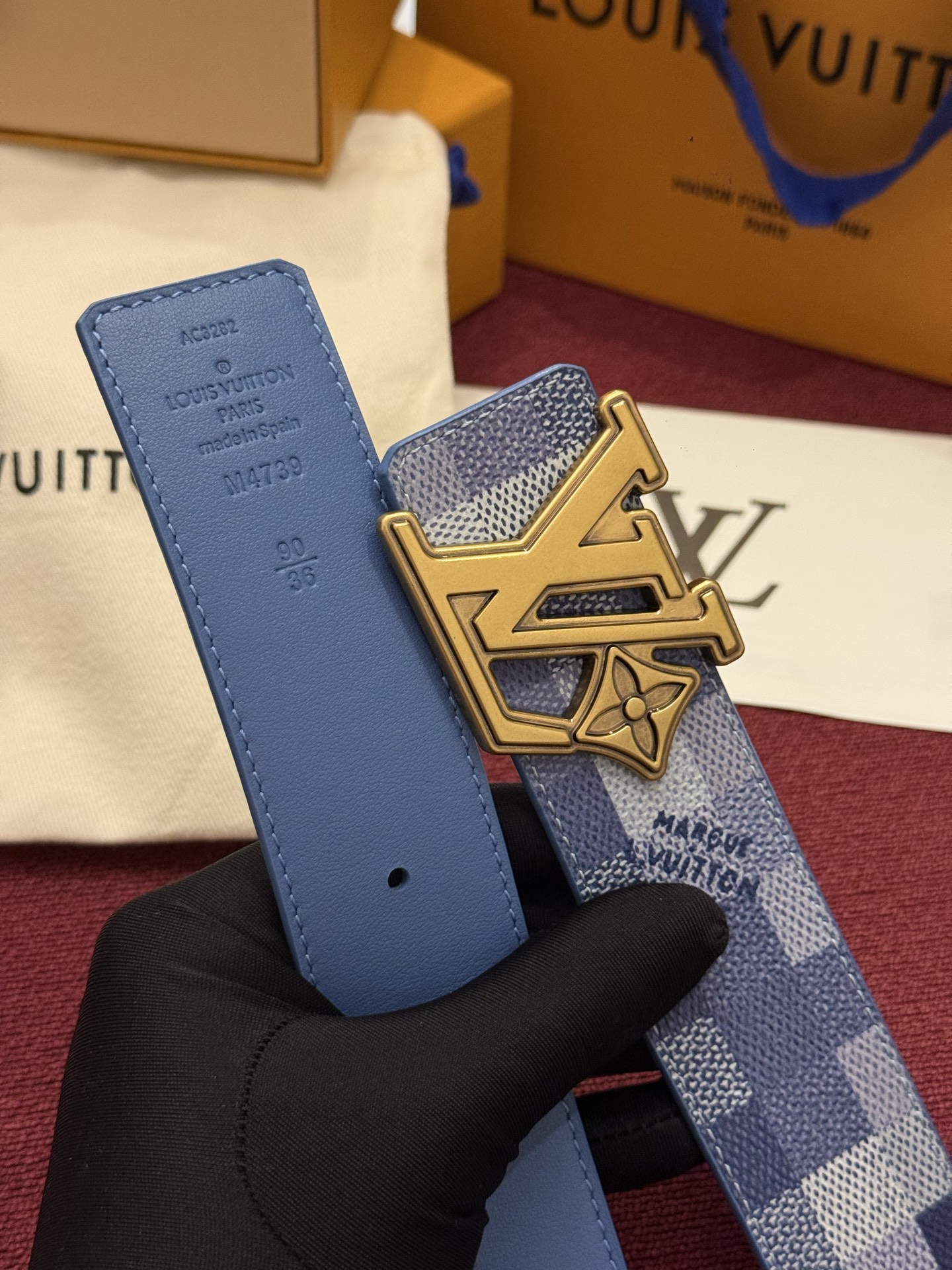 LV Initiales Monogram Reflective 40mm 可翻转腰带展现出一种动态细节，将经典风格提升