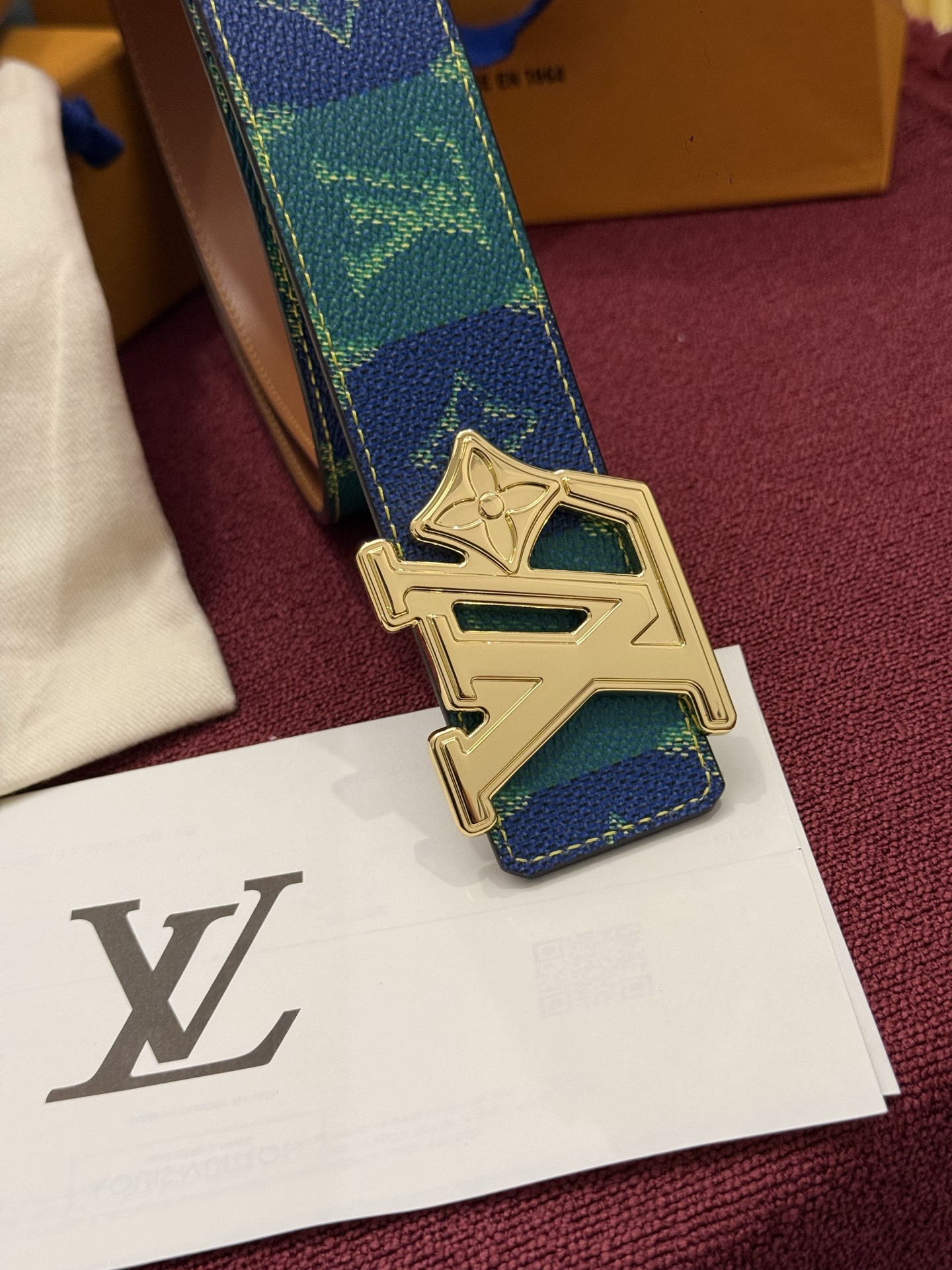 LV Initiales Monogram Reflective 40mm 可翻转腰带展现出一种动态细节，将经典风格提升