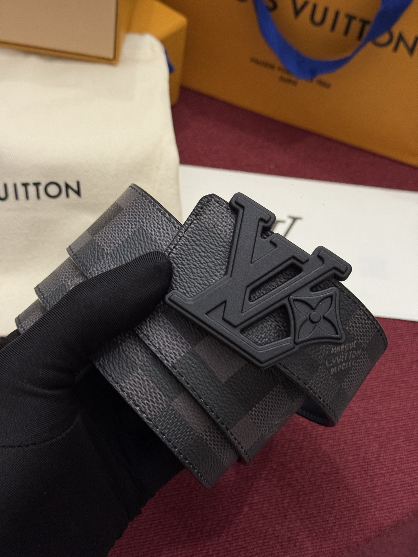 LV Initiales Monogram Reflective 40mm 可翻转腰带展现出一种动态细节，将经典风格提升