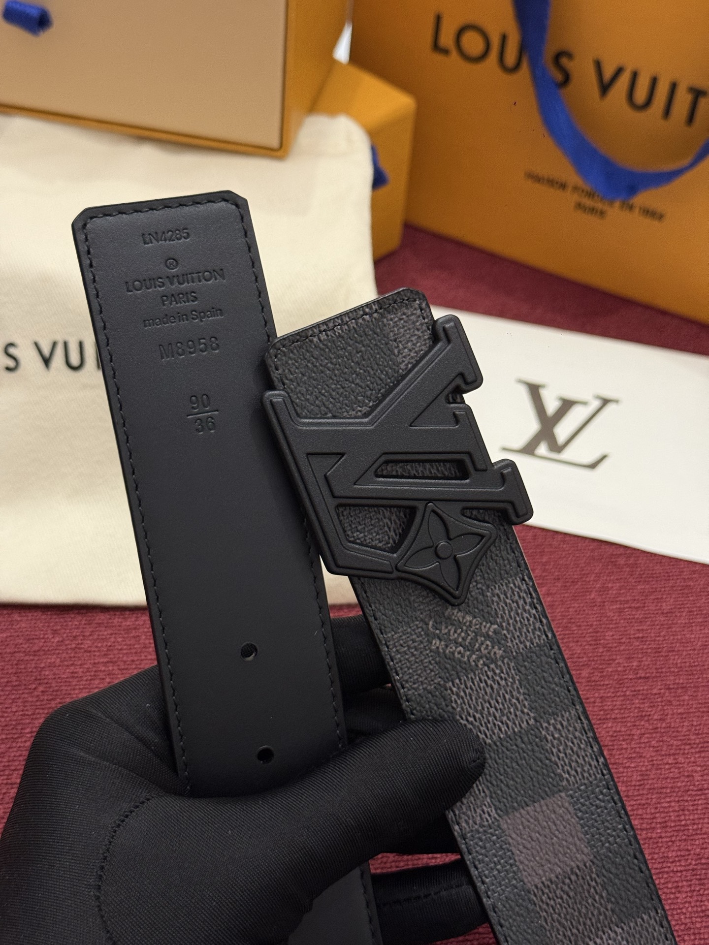 LV Initiales Monogram Reflective 40mm 可翻转腰带展现出一种动态细节，将经典风格提升
