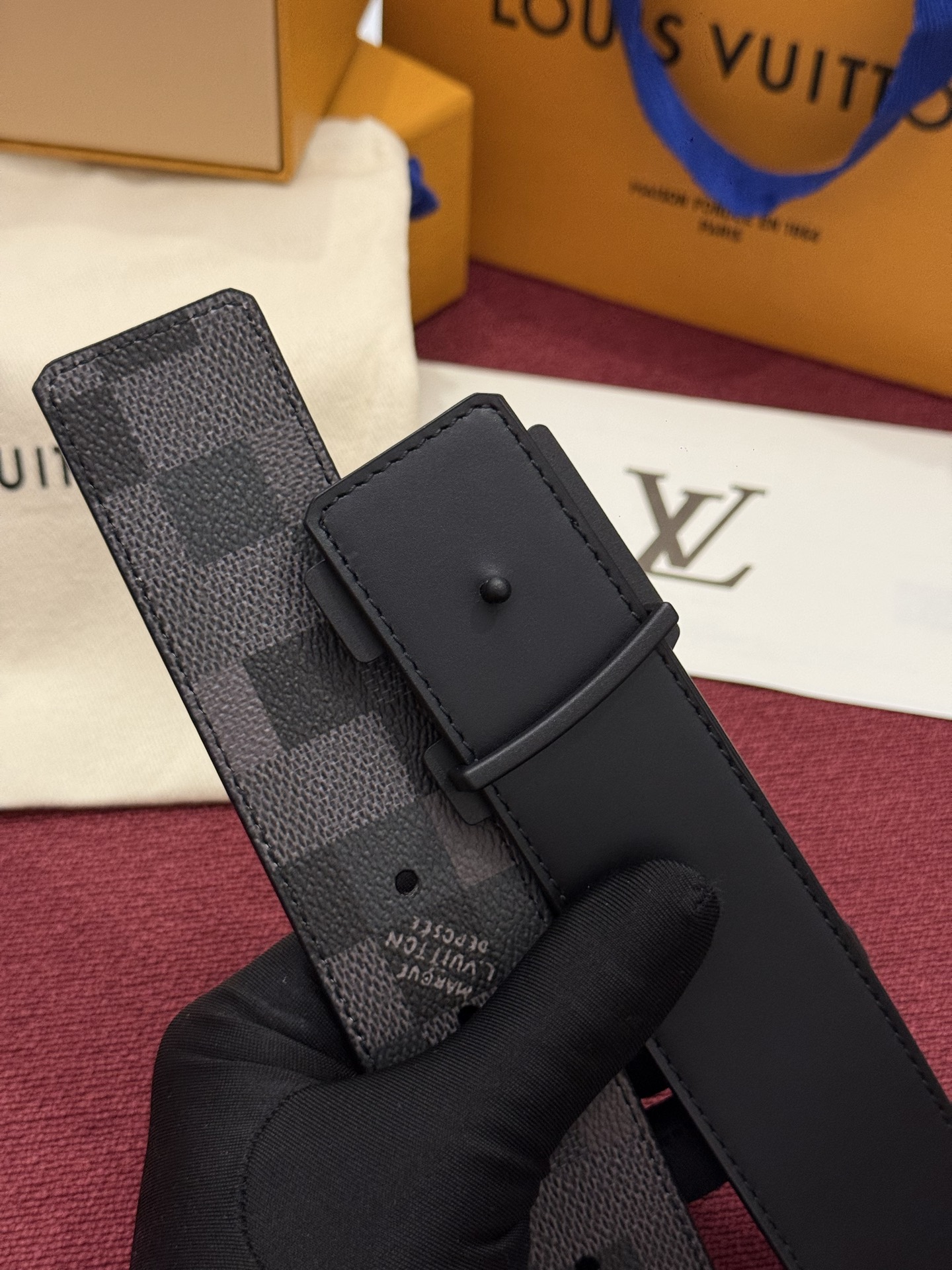 LV Initiales Monogram Reflective 40mm 可翻转腰带展现出一种动态细节，将经典风格提升