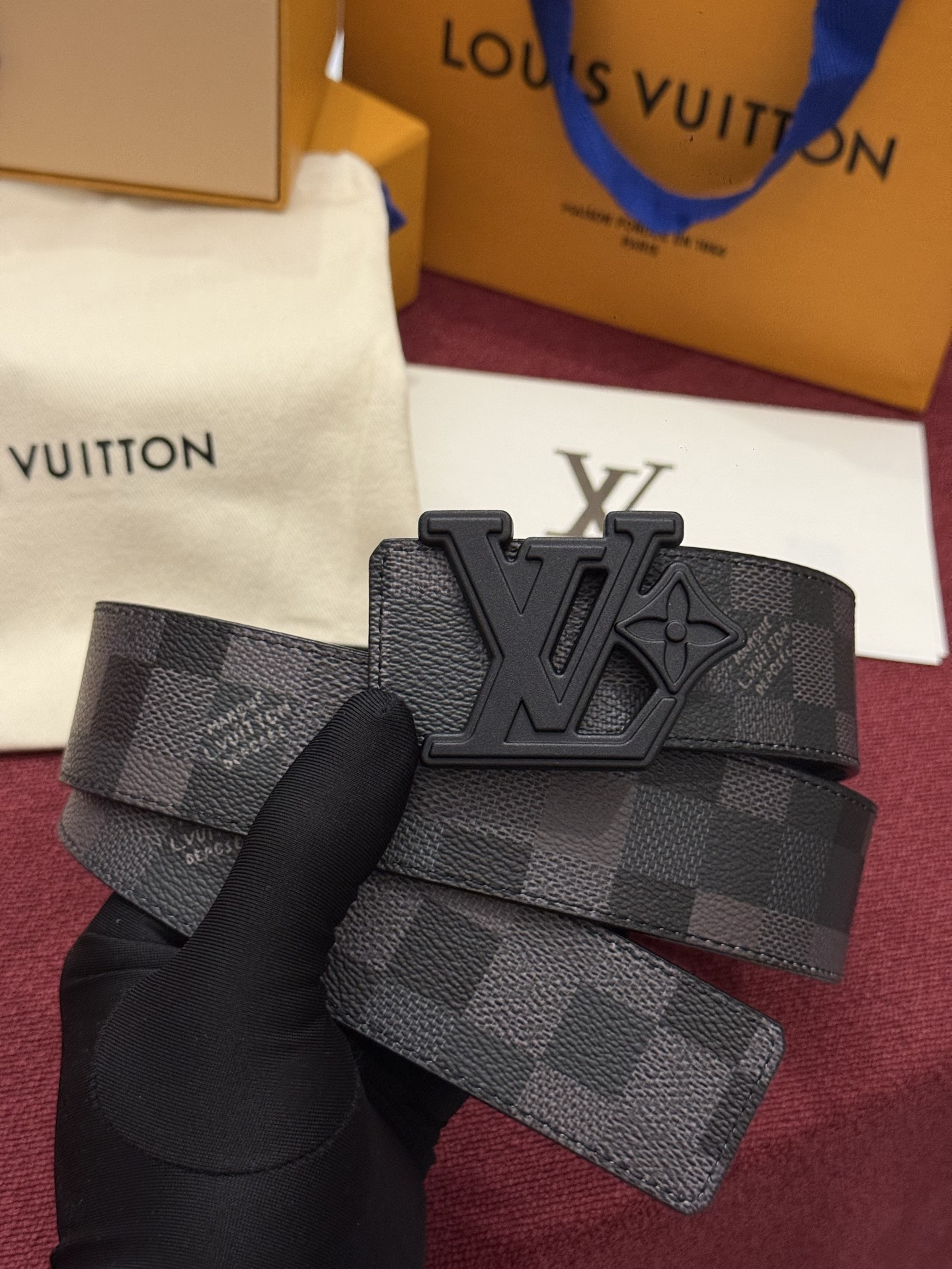 LV Initiales Monogram Reflective 40mm 可翻转腰带展现出一种动态细节，将经典风格提升