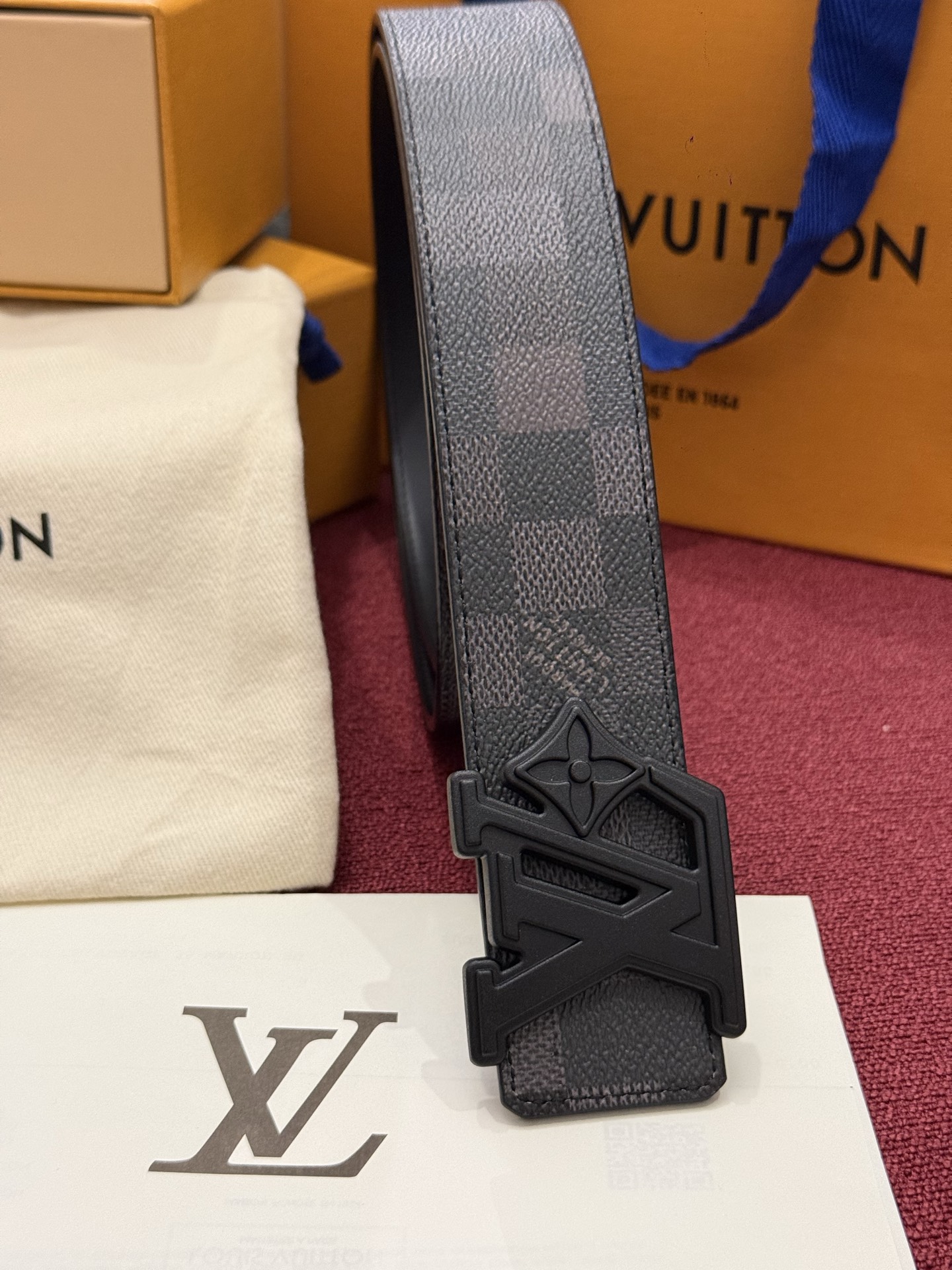 LV Initiales Monogram Reflective 40mm 可翻转腰带展现出一种动态细节，将经典风格提升