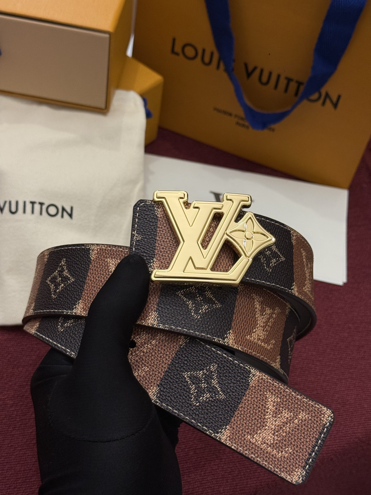 LV Initiales Monogram Reflective 40mm 可翻转腰带展现出一种动态细节，将经典风格提升