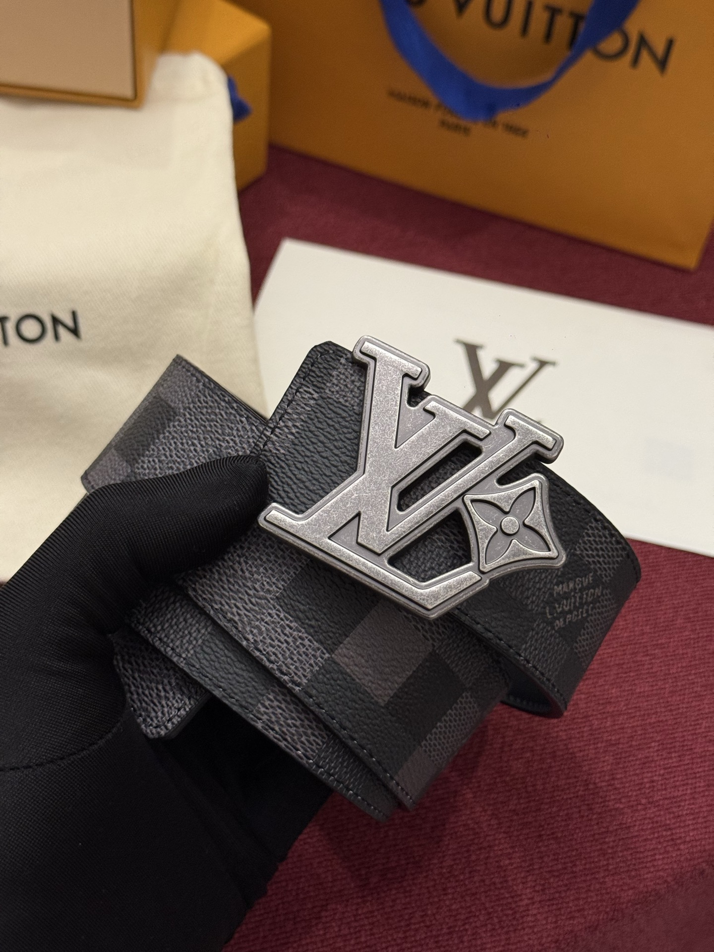 LV Initiales Monogram Reflective 40mm 可翻转腰带展现出一种动态细节，将经典风格提升