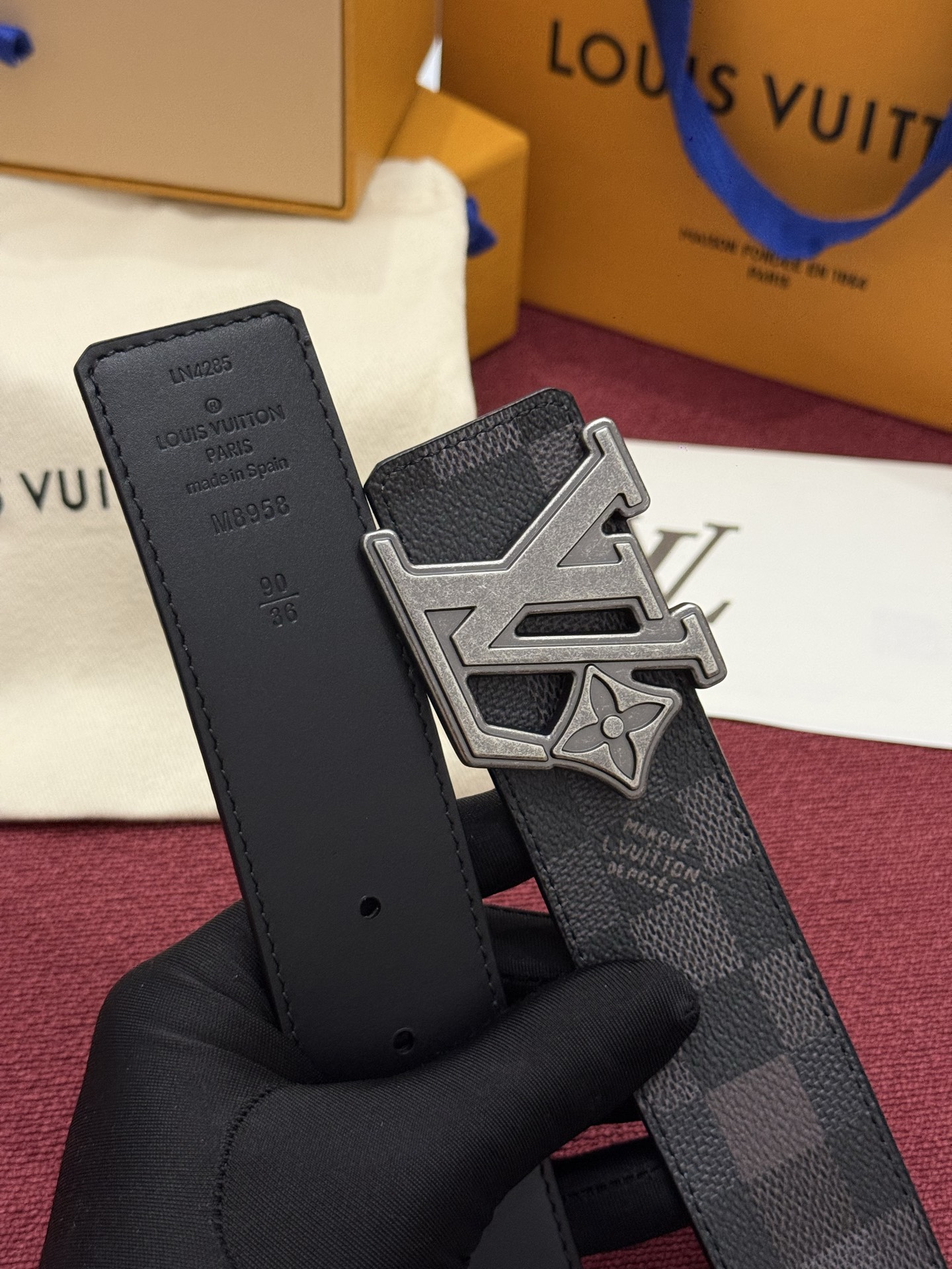 LV Initiales Monogram Reflective 40mm 可翻转腰带展现出一种动态细节，将经典风格提升