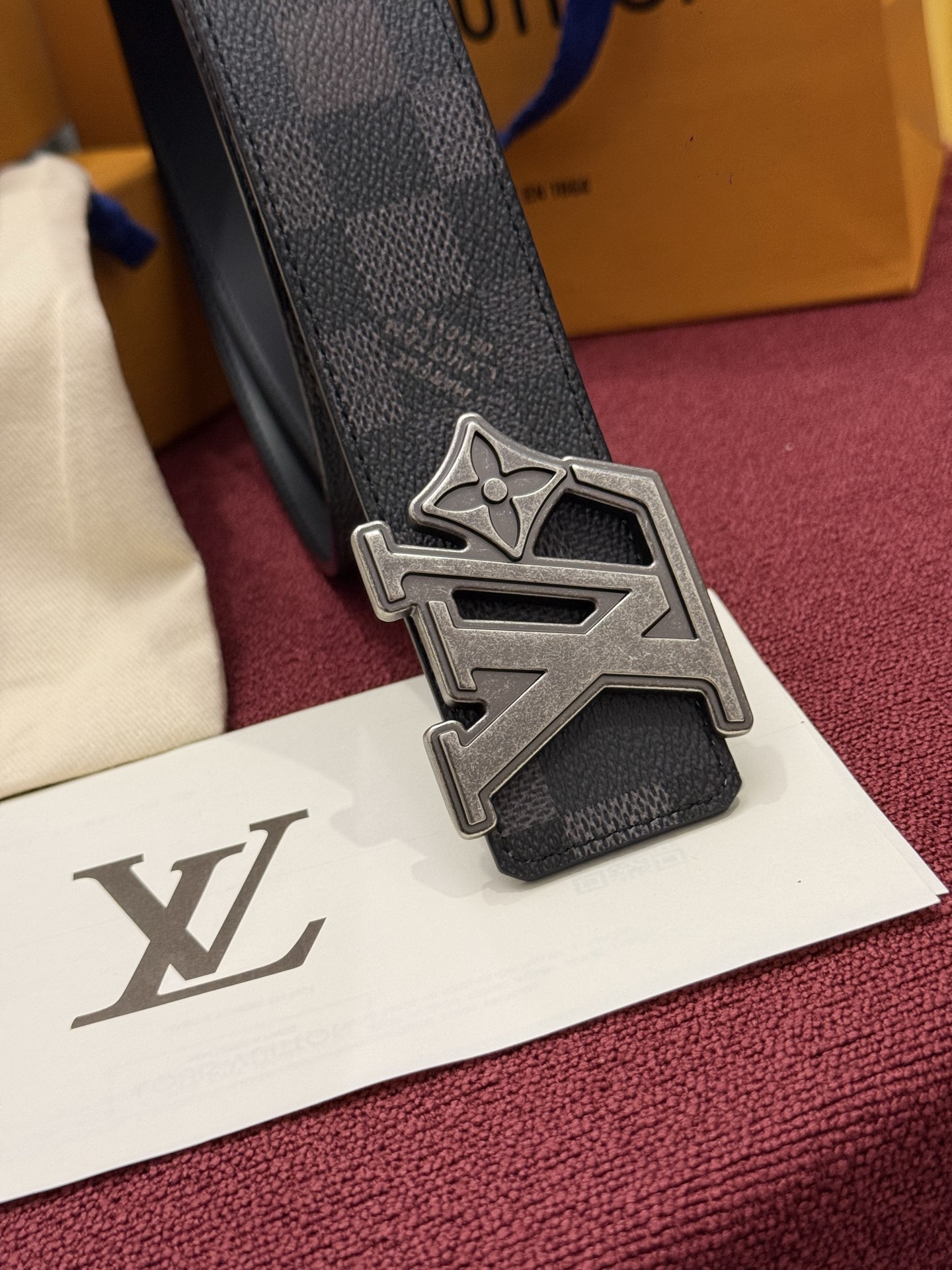 LV Initiales Monogram Reflective 40mm 可翻转腰带展现出一种动态细节，将经典风格提升