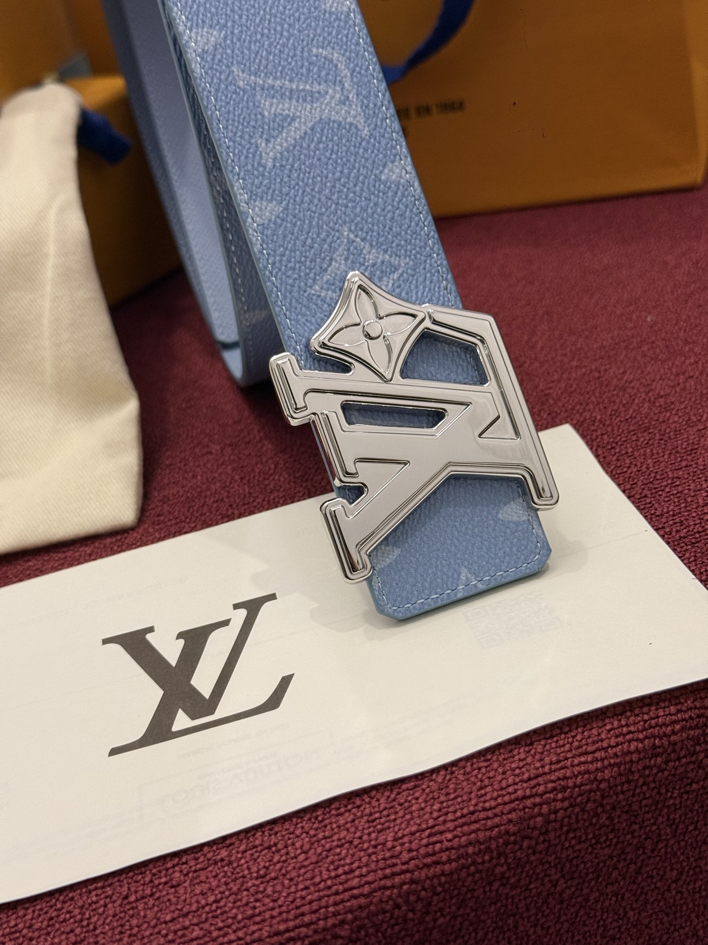 LV Initiales Monogram Reflective 40mm 可翻转腰带展现出一种动态细节，将经典风格提升