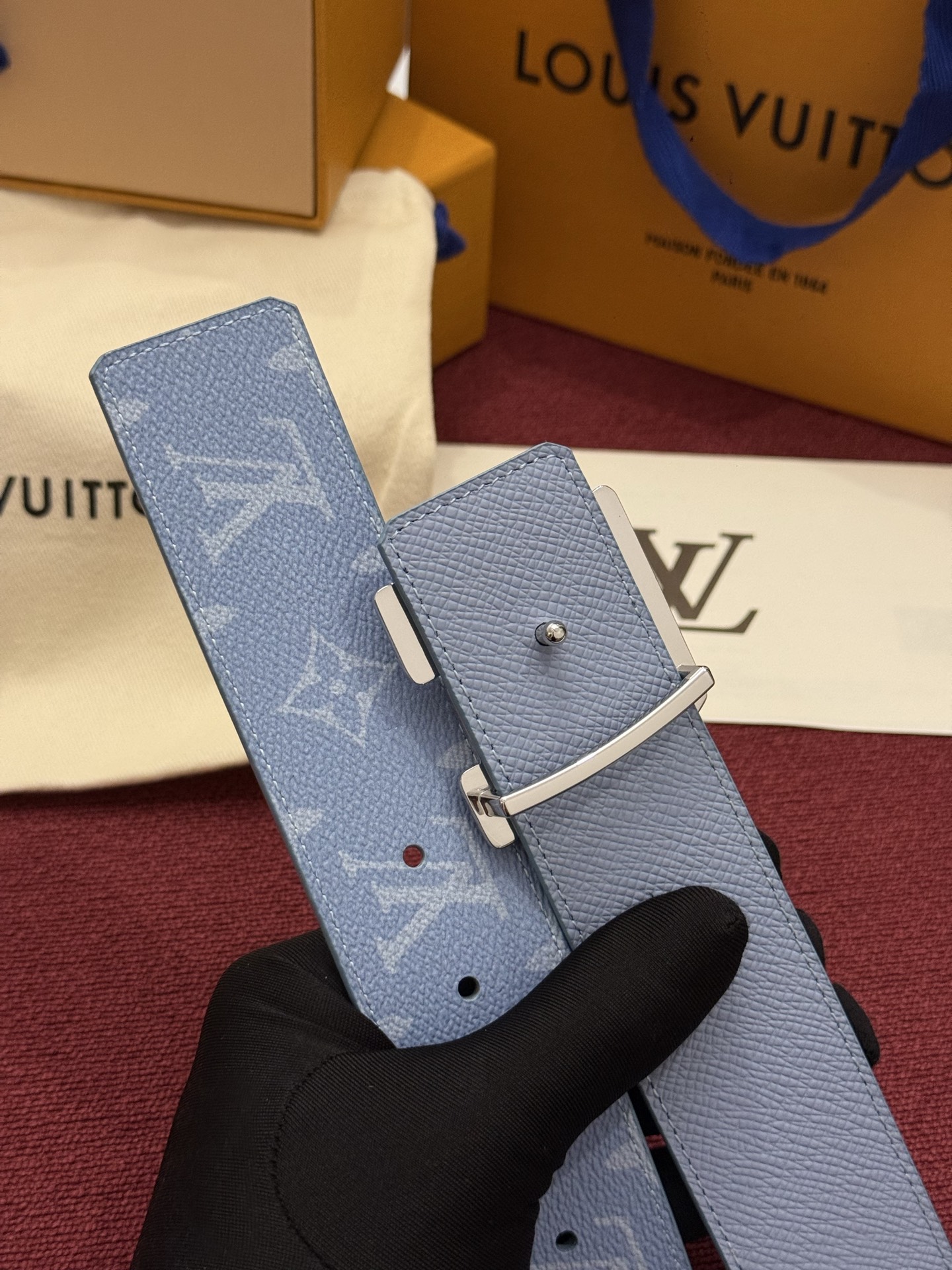 LV Initiales Monogram Reflective 40mm 可翻转腰带展现出一种动态细节，将经典风格提升