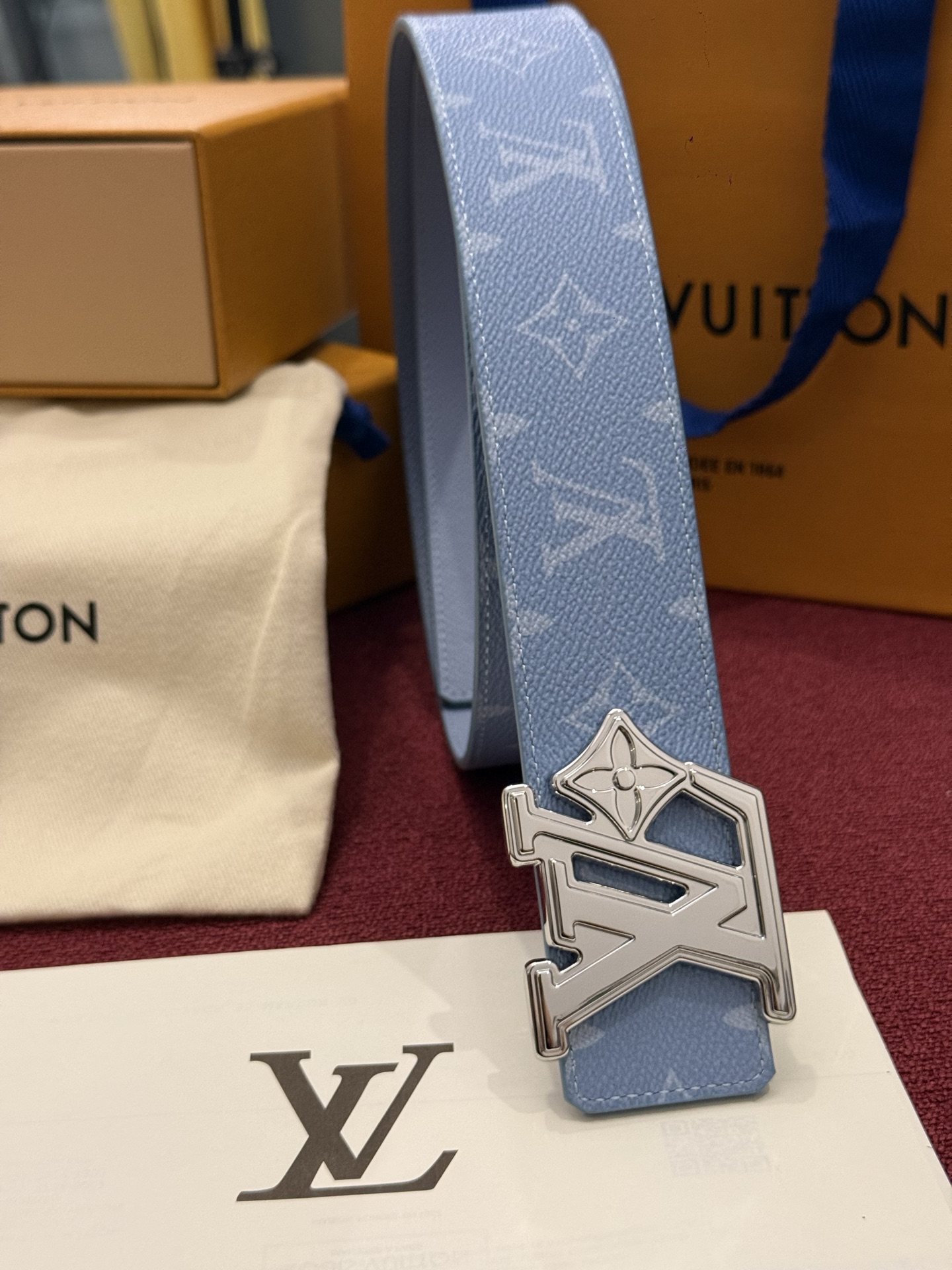 LV Initiales Monogram Reflective 40mm 可翻转腰带展现出一种动态细节，将经典风格提升