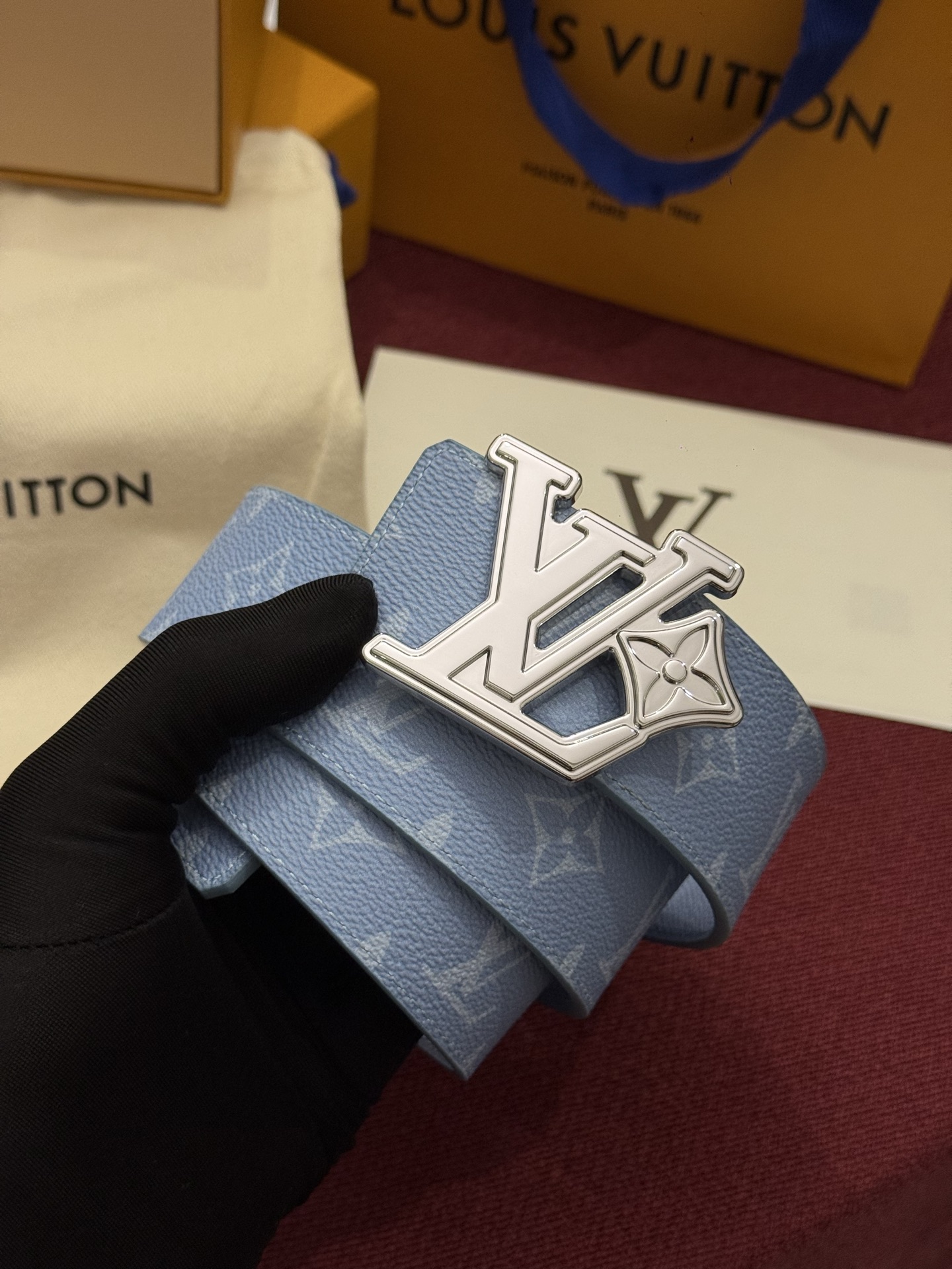 LV Initiales Monogram Reflective 40mm 可翻转腰带展现出一种动态细节，将经典风格提升