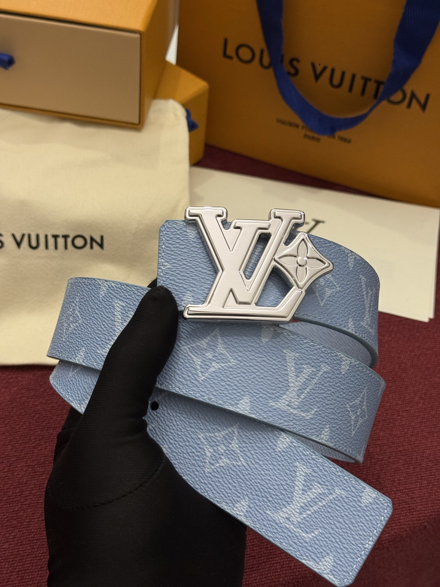 LV Initiales Monogram Reflective 40mm 可翻转腰带展现出一种动态细节，将经典风格提升