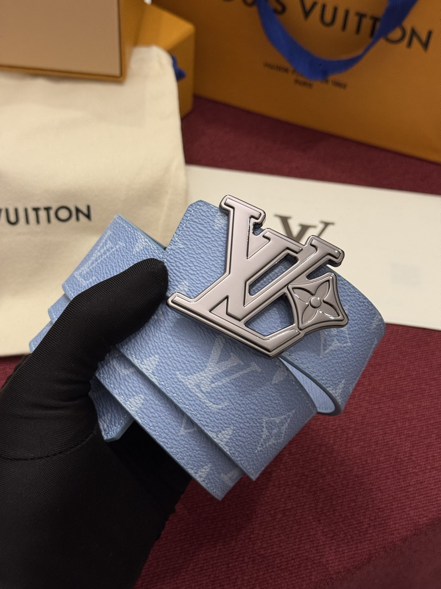 LV Initiales Monogram Reflective 40mm 可翻转腰带展现出一种动态细节，将经典风格提升