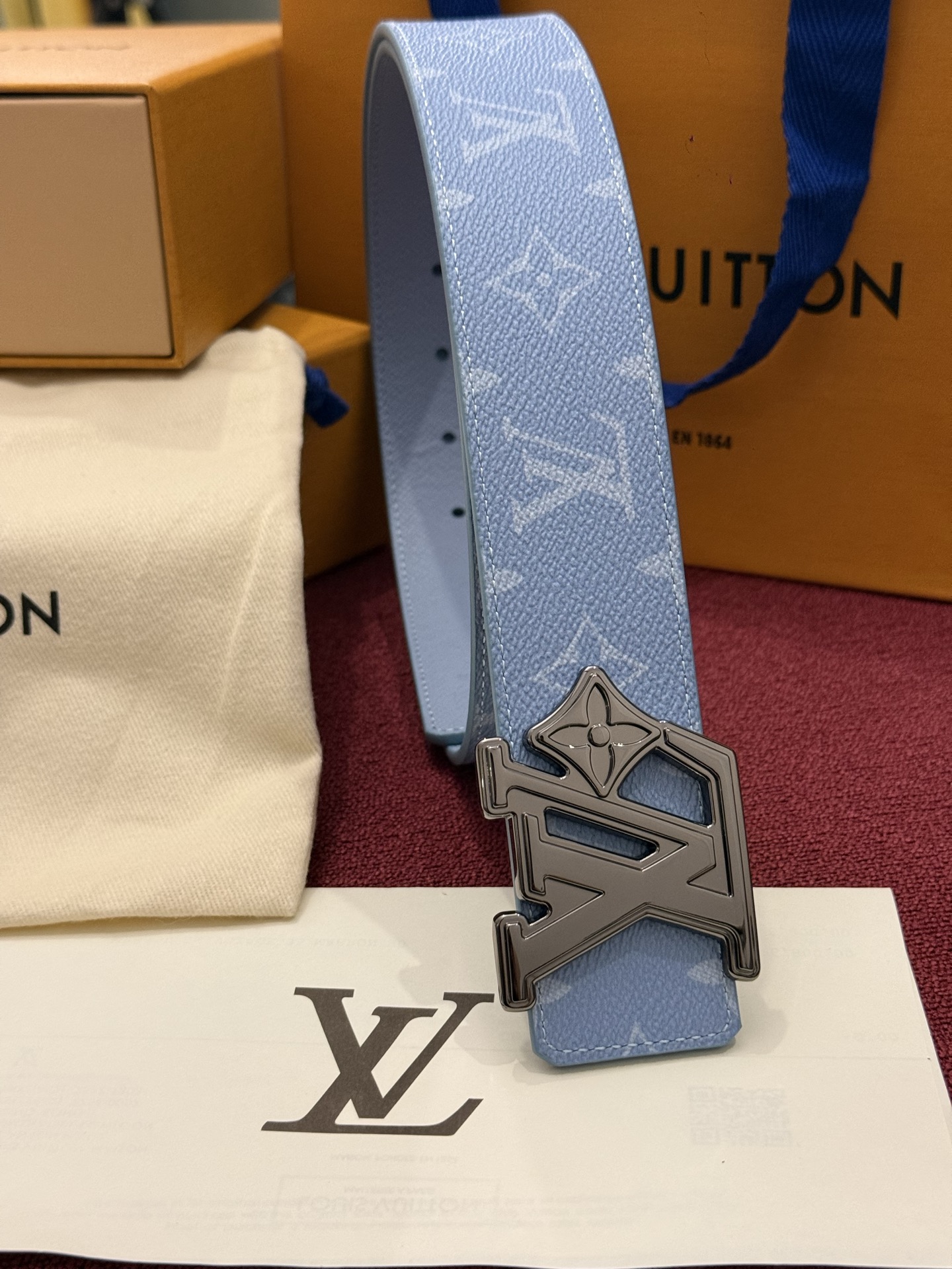 LV Initiales Monogram Reflective 40mm 可翻转腰带展现出一种动态细节，将经典风格提升