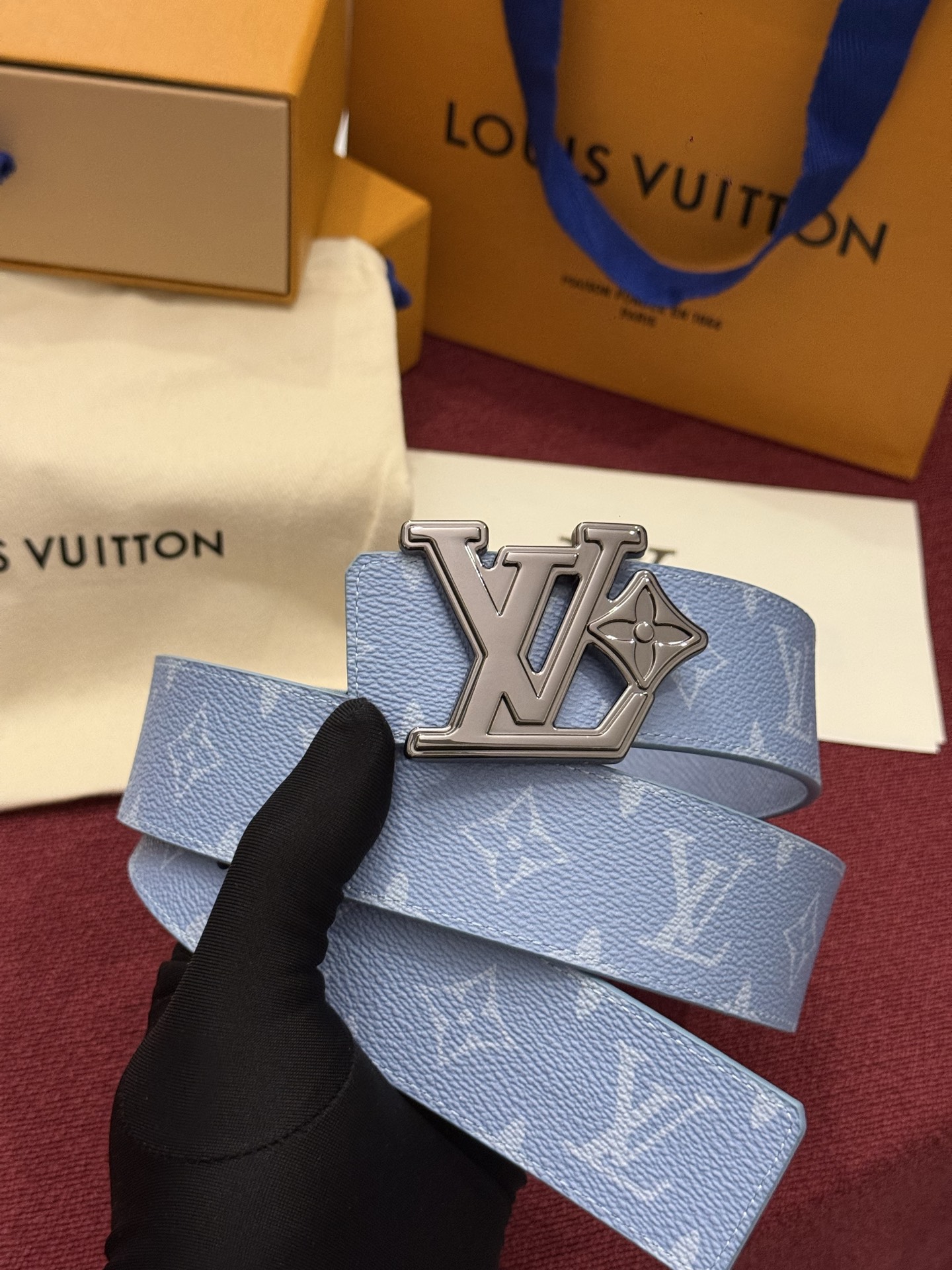 LV Initiales Monogram Reflective 40mm 可翻转腰带展现出一种动态细节，将经典风格提升