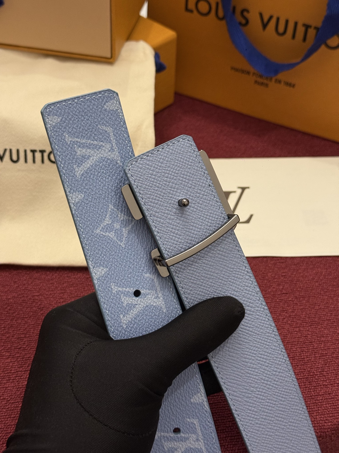LV Initiales Monogram Reflective 40mm 可翻转腰带展现出一种动态细节，将经典风格提升