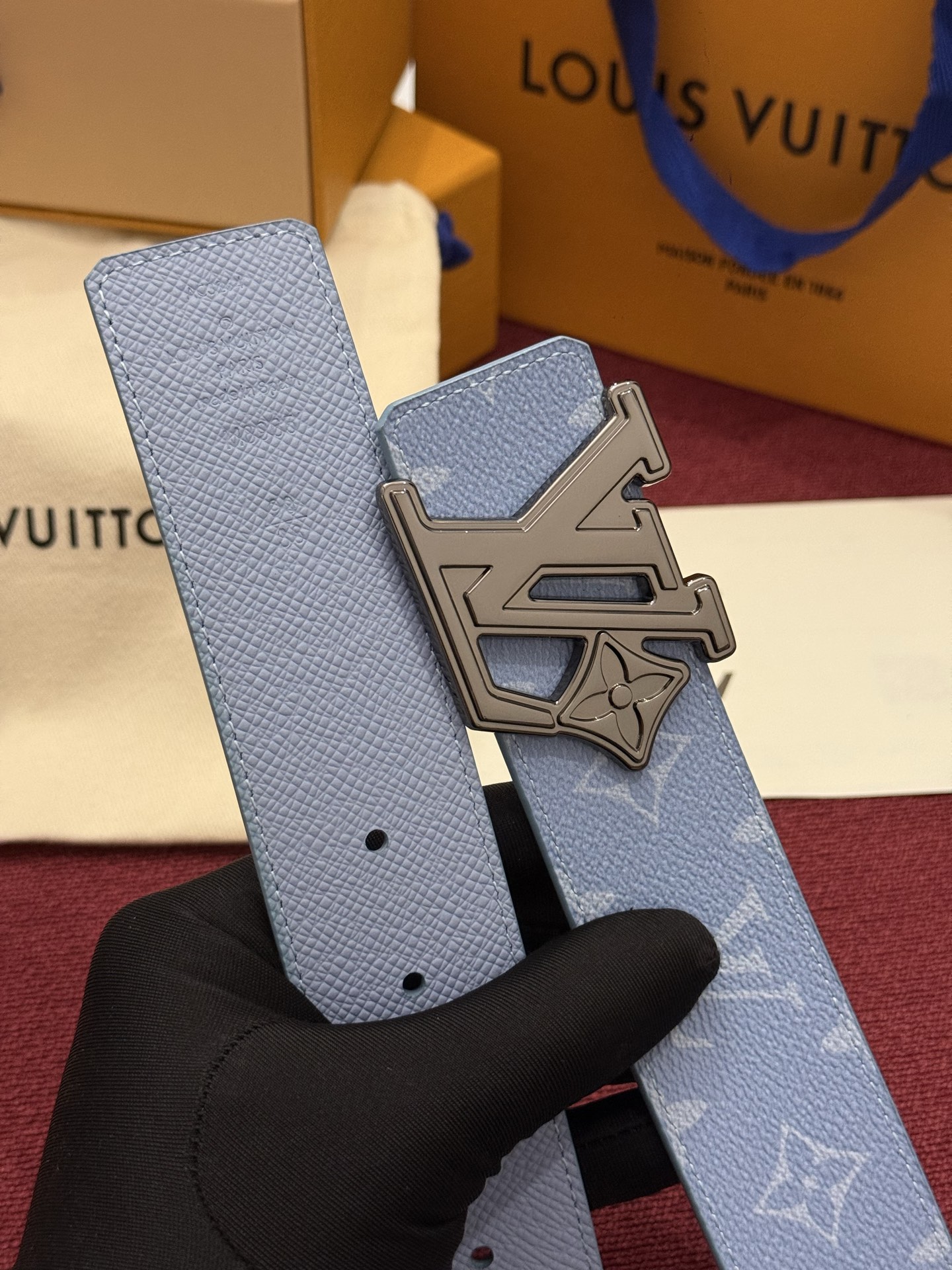 LV Initiales Monogram Reflective 40mm 可翻转腰带展现出一种动态细节，将经典风格提升