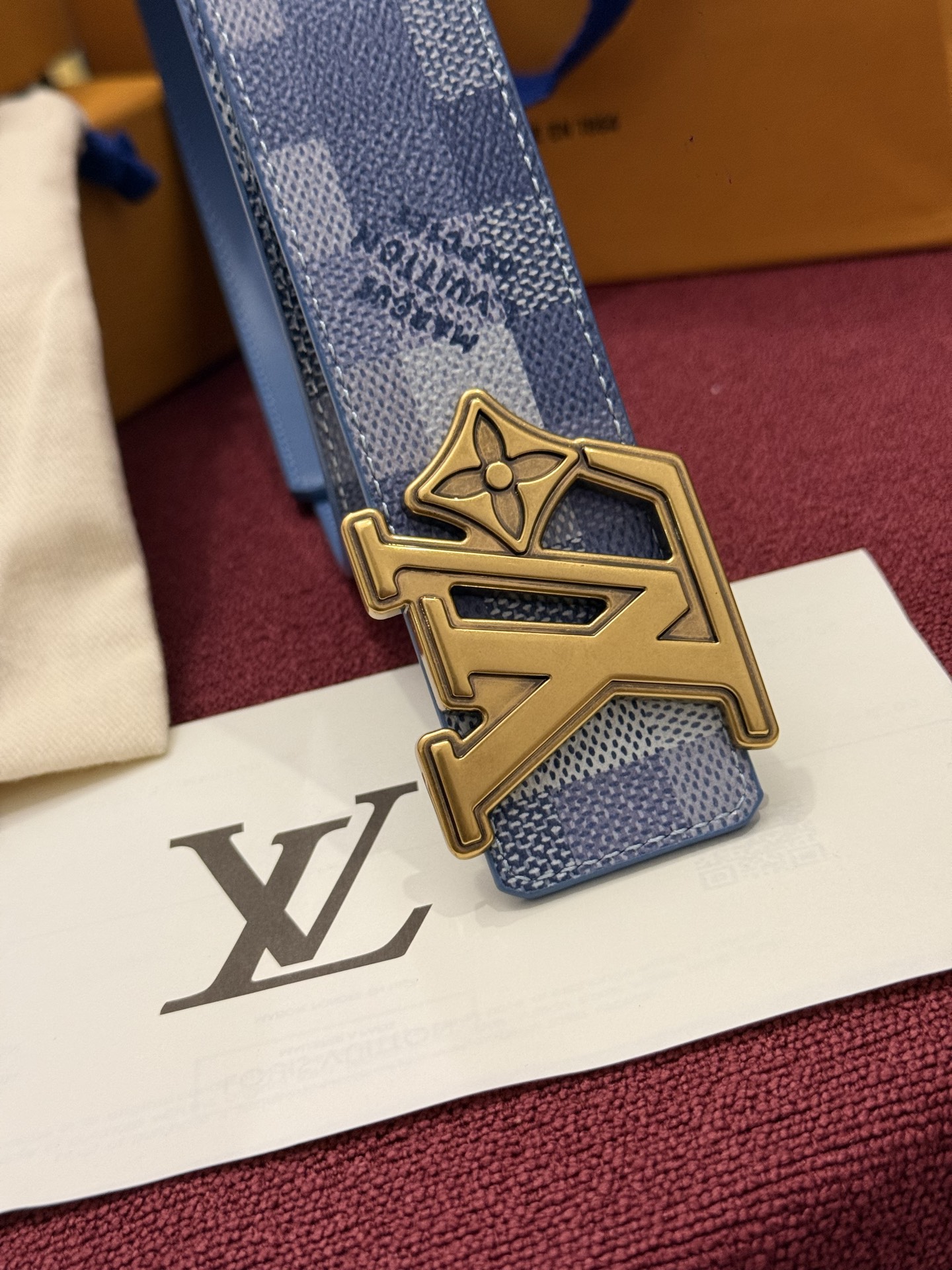 LV Initiales Monogram Reflective 40mm 可翻转腰带展现出一种动态细节，将经典风格提升