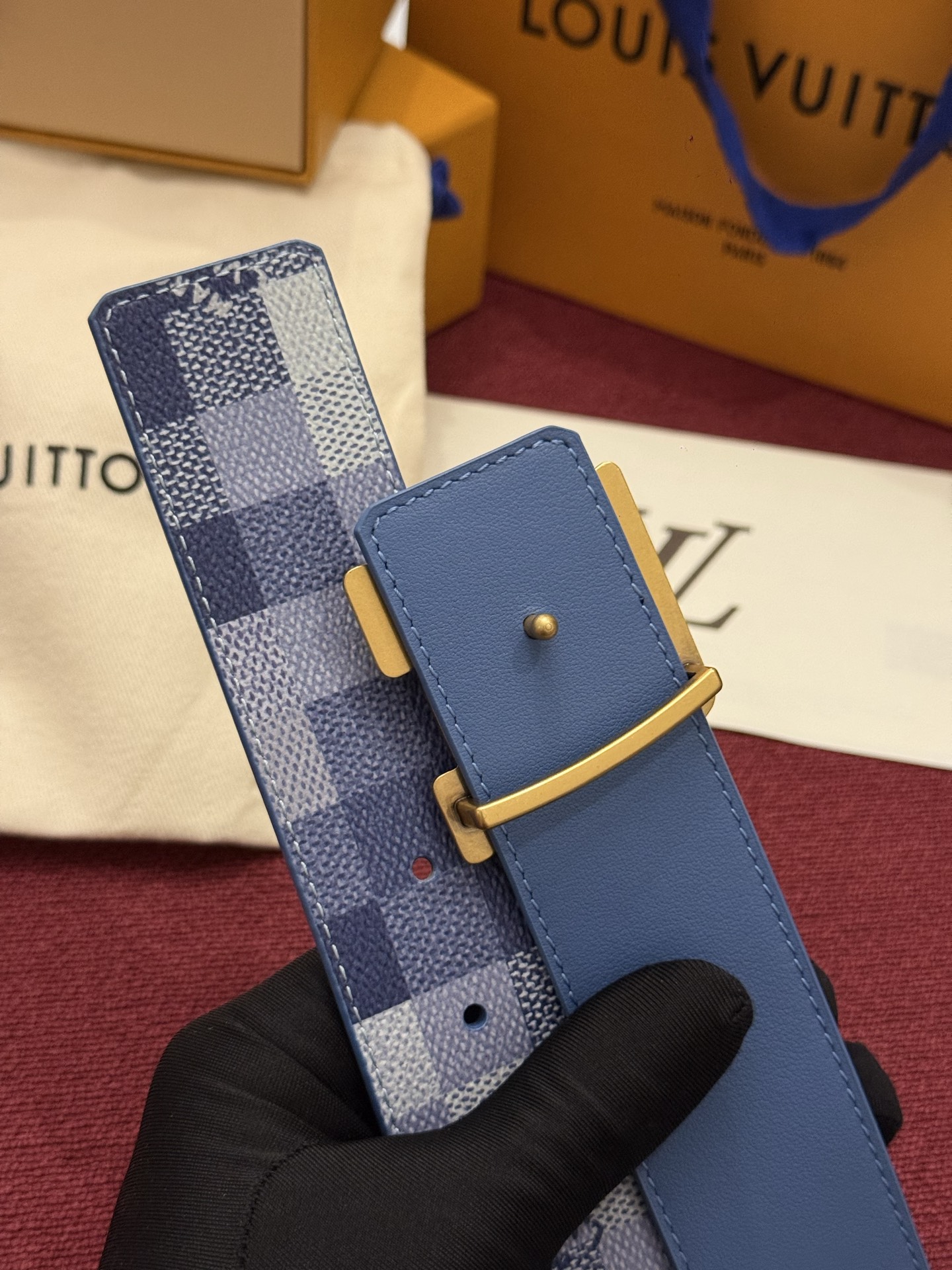 LV Initiales Monogram Reflective 40mm 可翻转腰带展现出一种动态细节，将经典风格提升