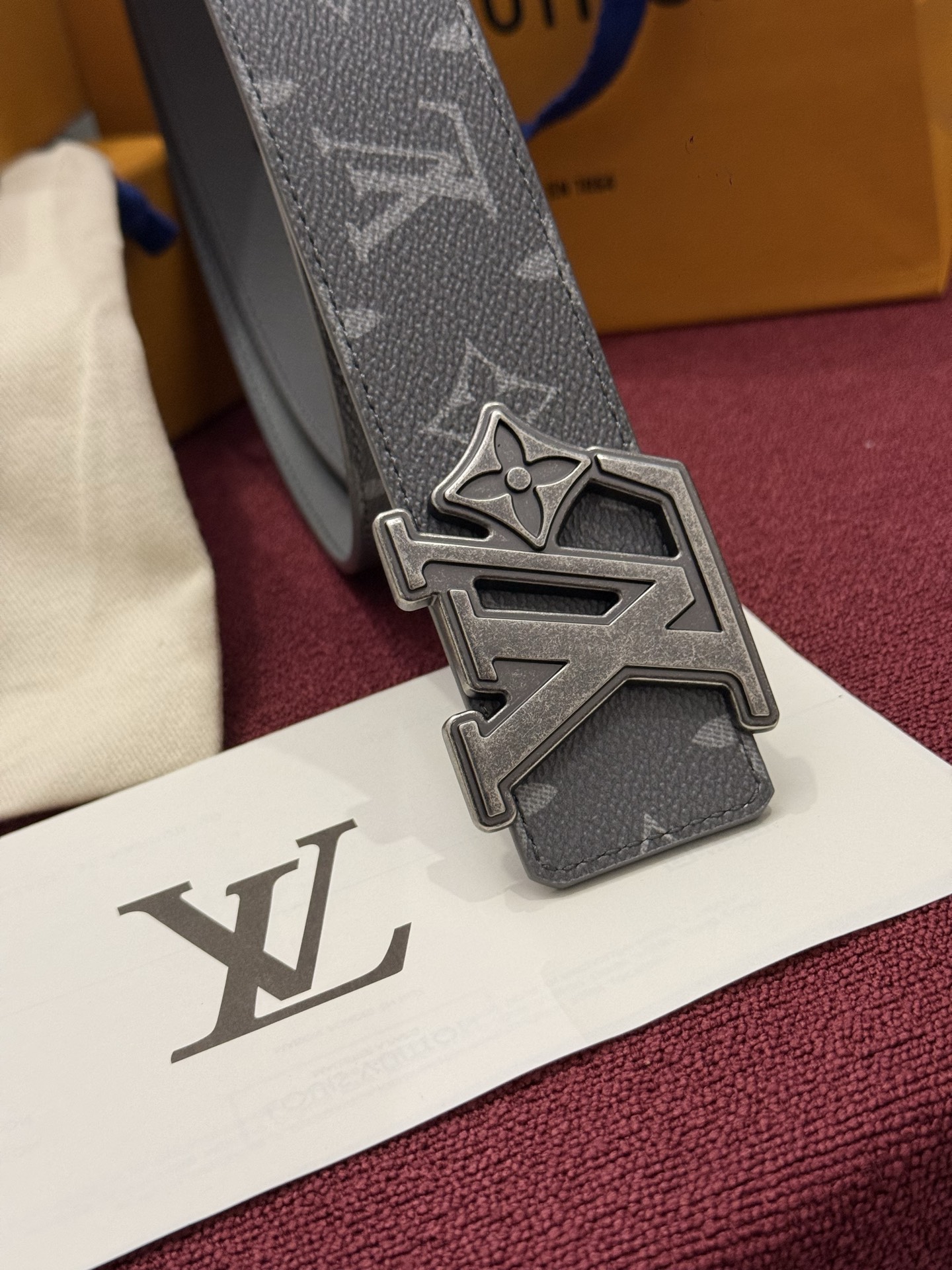 LV Initiales Monogram Reflective 40mm 可翻转腰带展现出一种动态细节，将经典风格提升