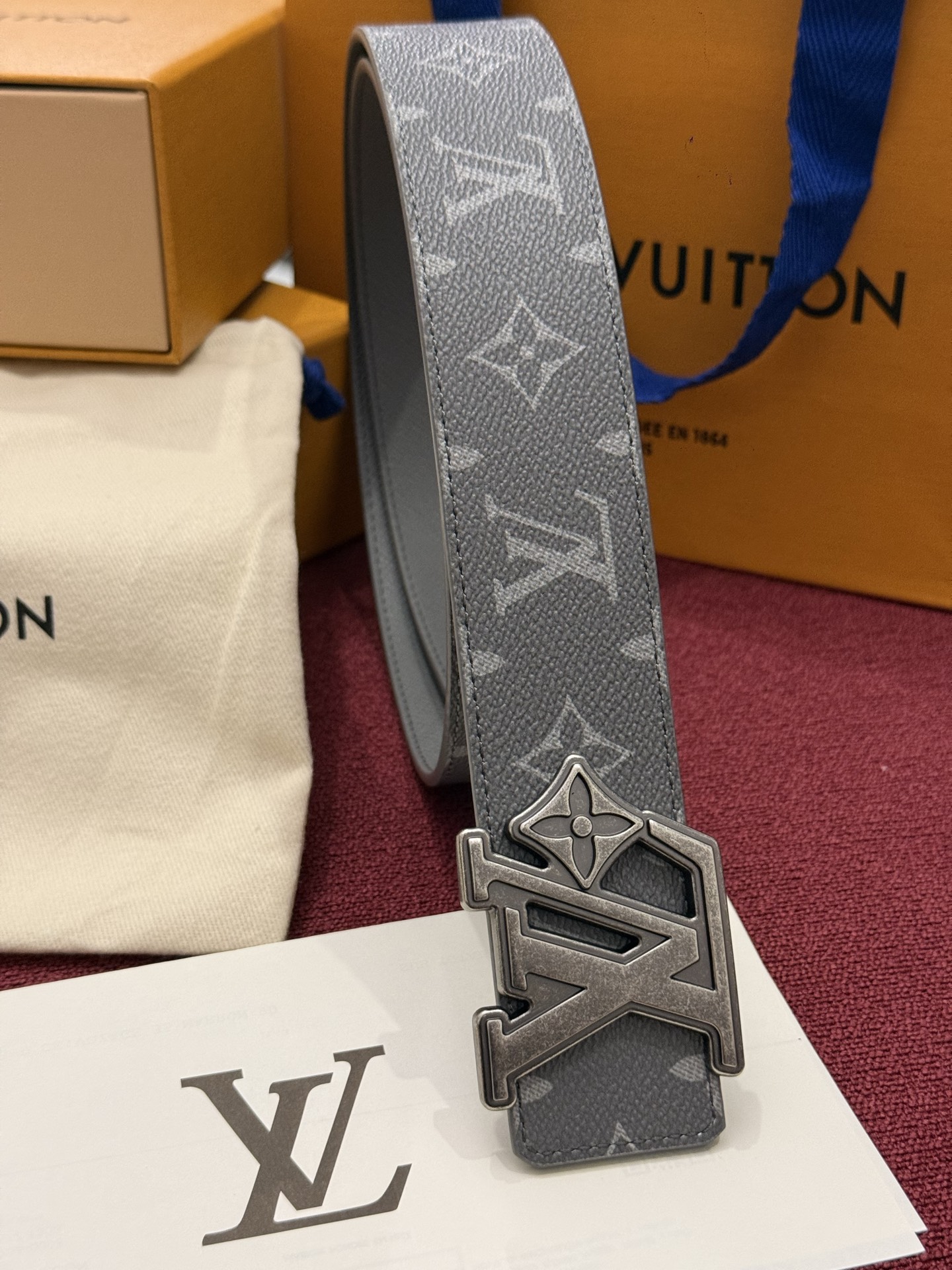 LV Initiales Monogram Reflective 40mm 可翻转腰带展现出一种动态细节，将经典风格提升